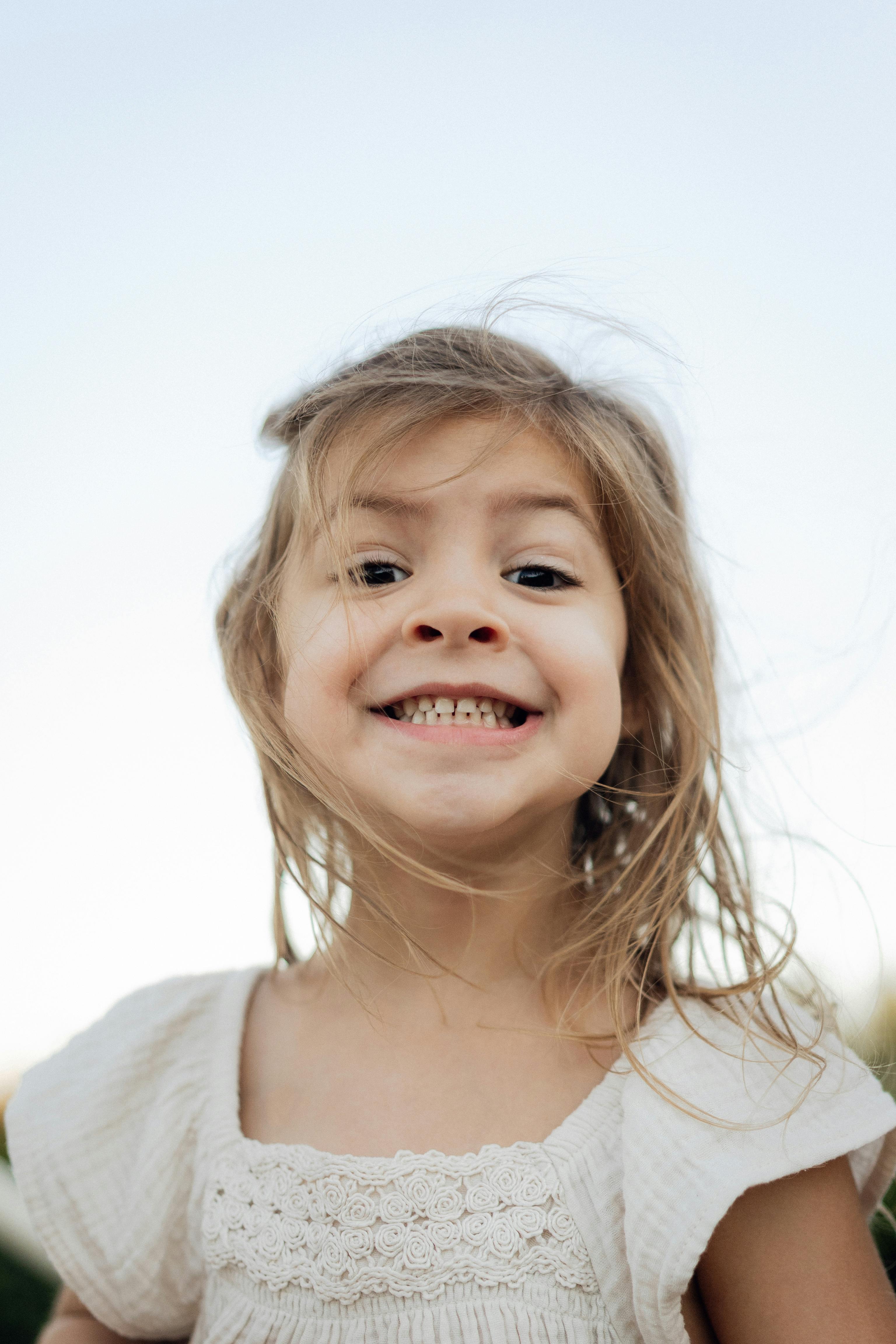 Une petite fille souriante | Source : Pexels