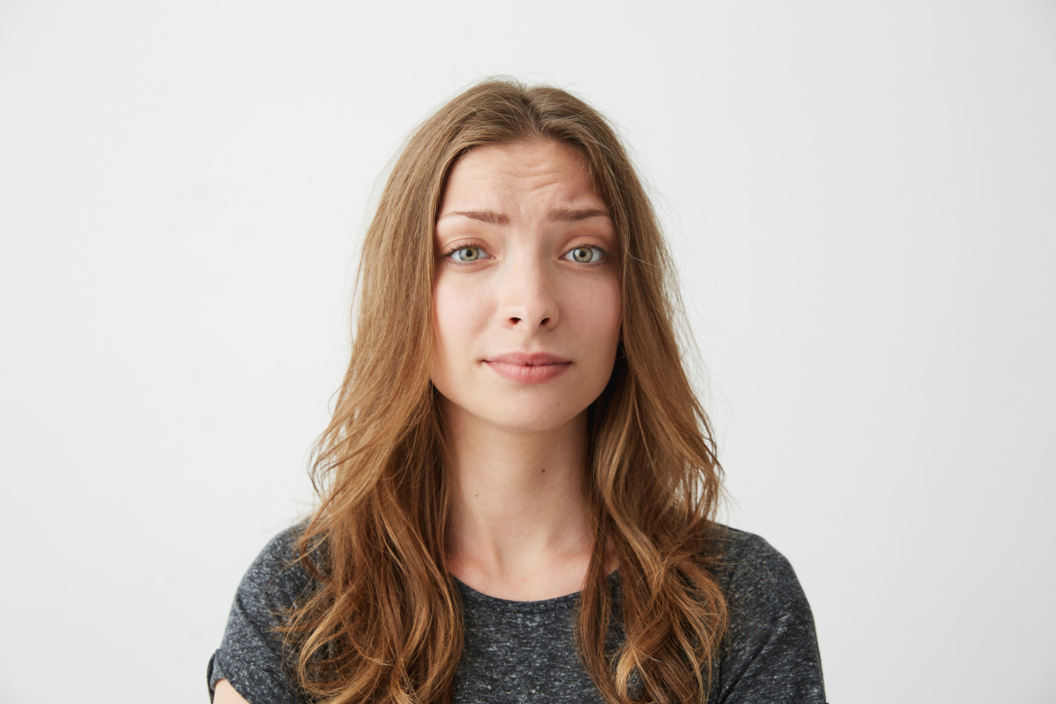 Une femme qui fronce les sourcils | Source : Freepik