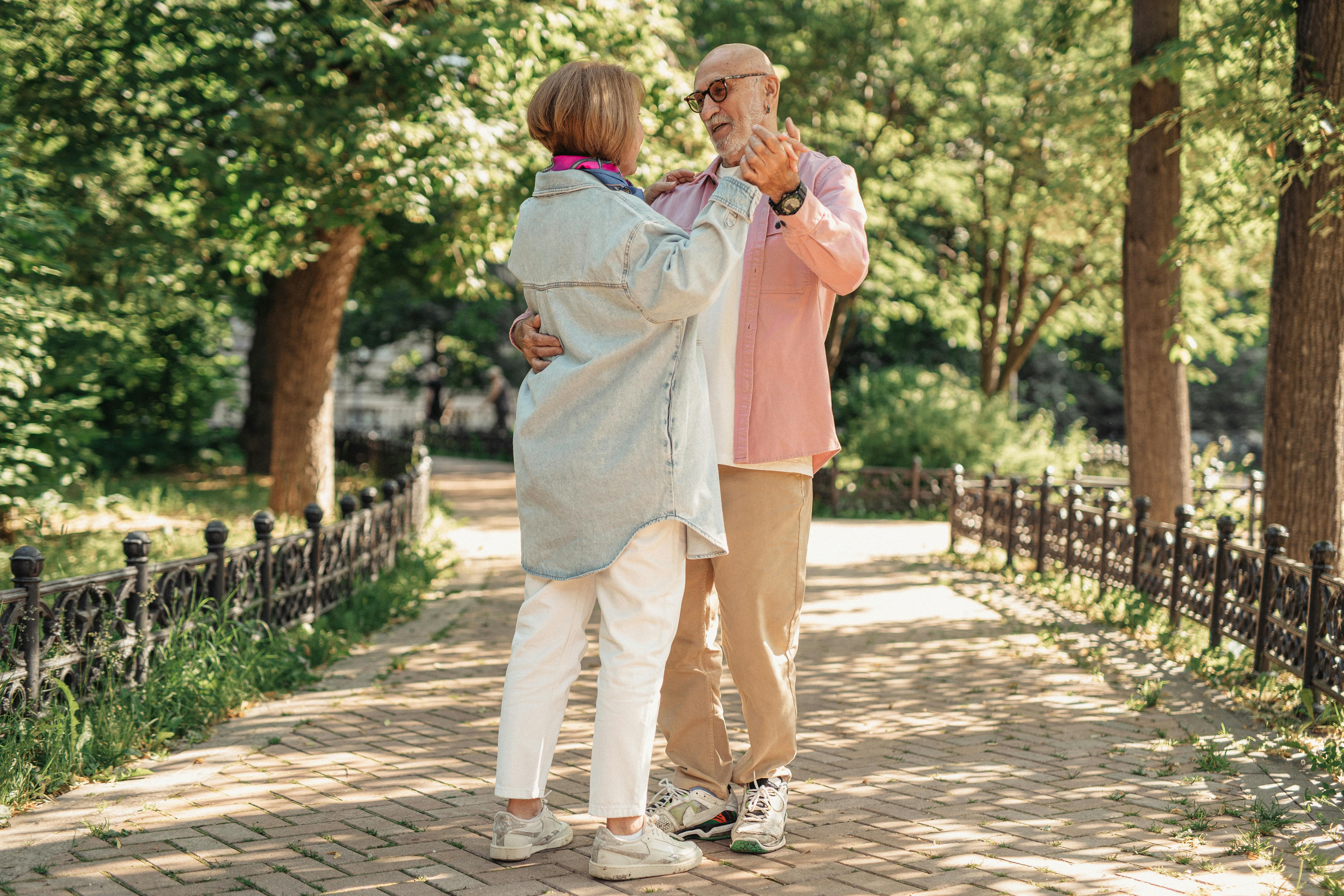 Un couple de personnes âgées s'embrassant dans un parc | Source : Pexels