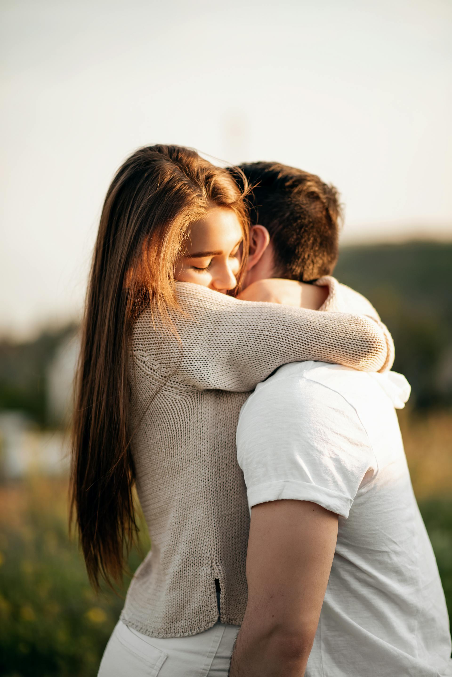 Un couple qui s'enlace en plein air | Source : Pexels