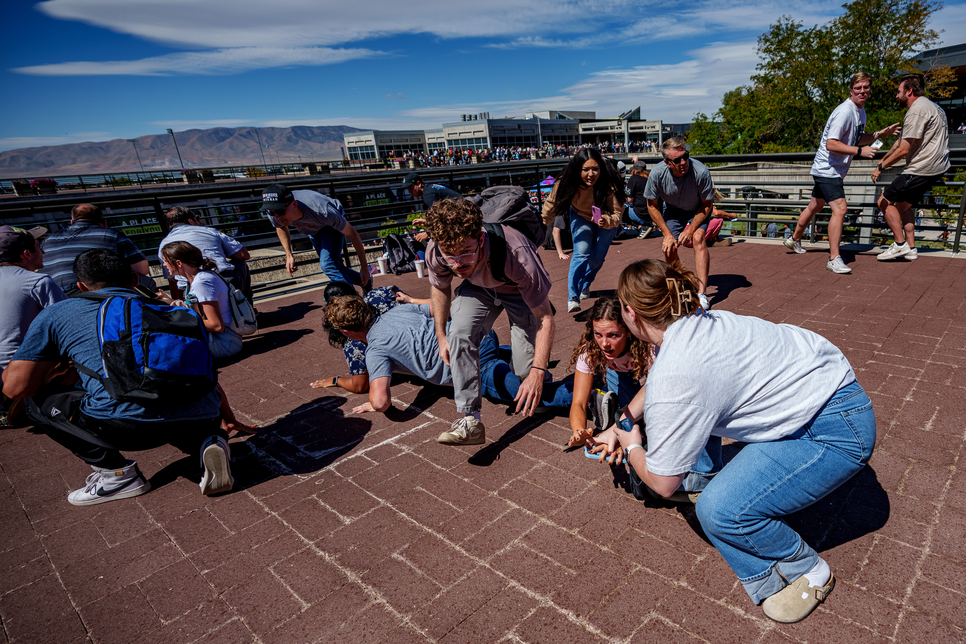 Les gens se précipitent pour se mettre à l'abri après des coups de feu tirés lors de l'apparition de Charlie Kirk à l'Utah Valley University le 10 septembre 2025 | Source : Getty Images