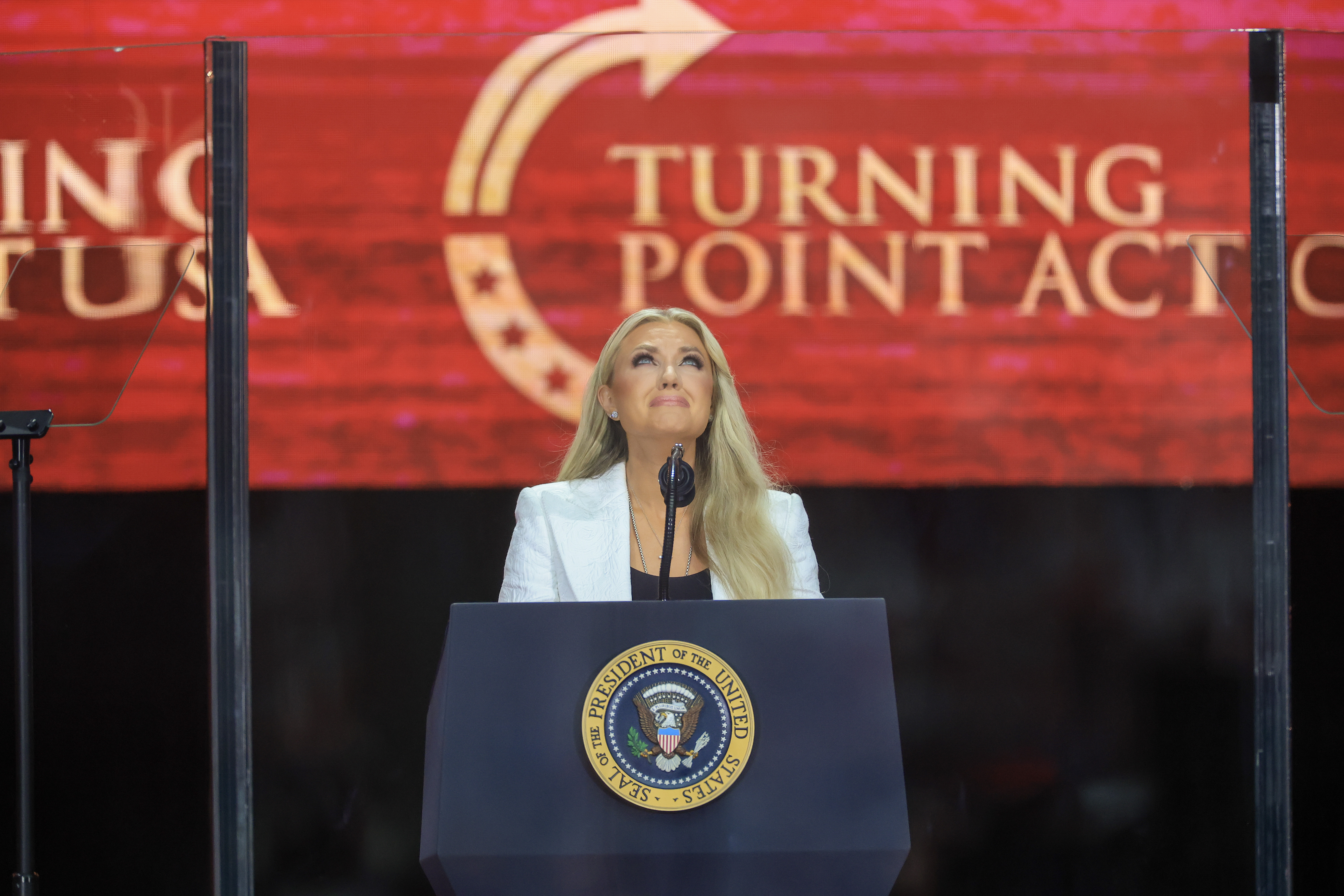 Erika Kirk prend la parole lors du service commémoratif de son mari, l'activiste politique Charlie Kirk, au State Farm Stadium, le 21 septembre 2025, à Glendale, en Arizona. | Source : Getty Images