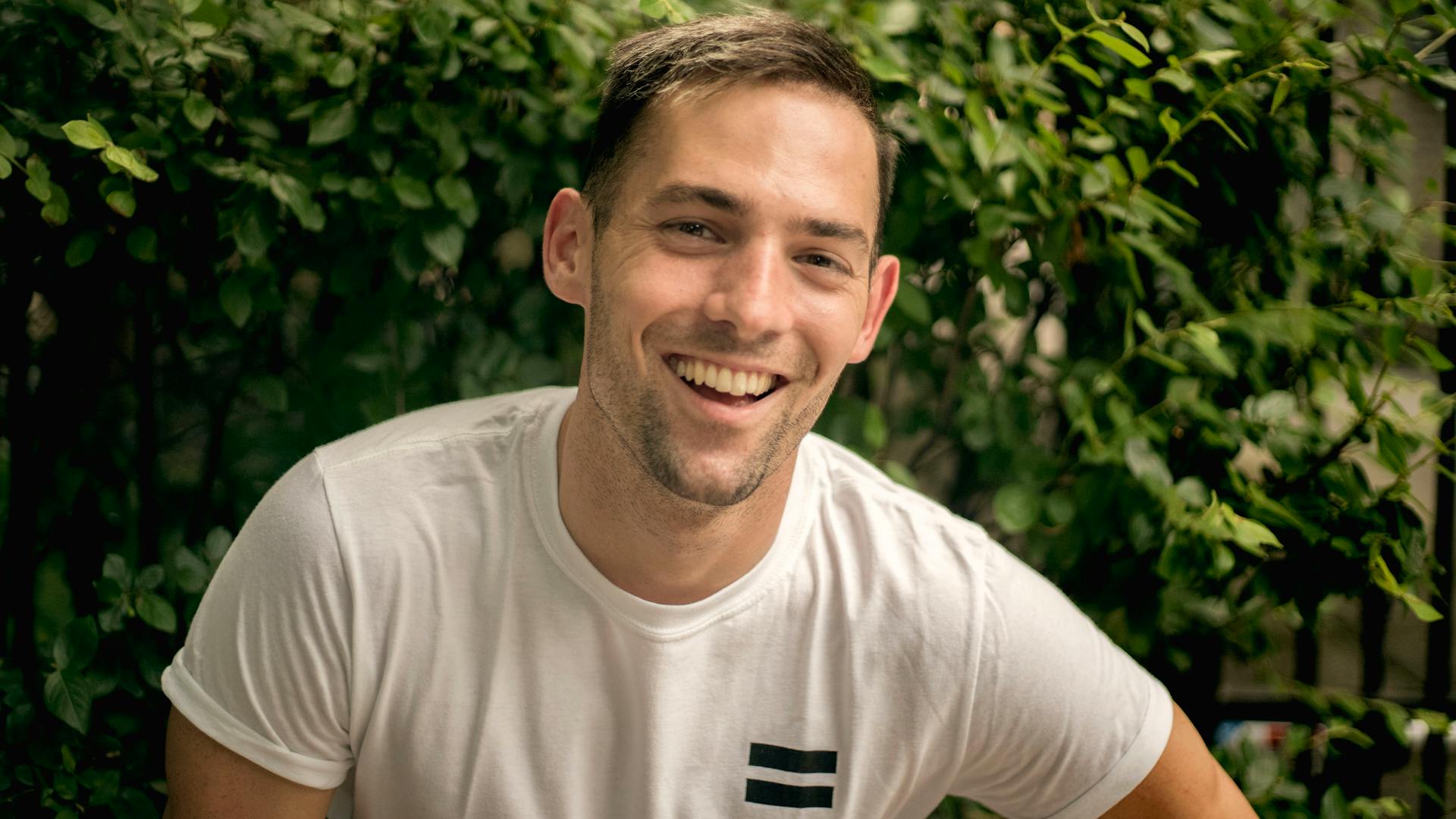 Un homme qui sourit | Source : Pexels