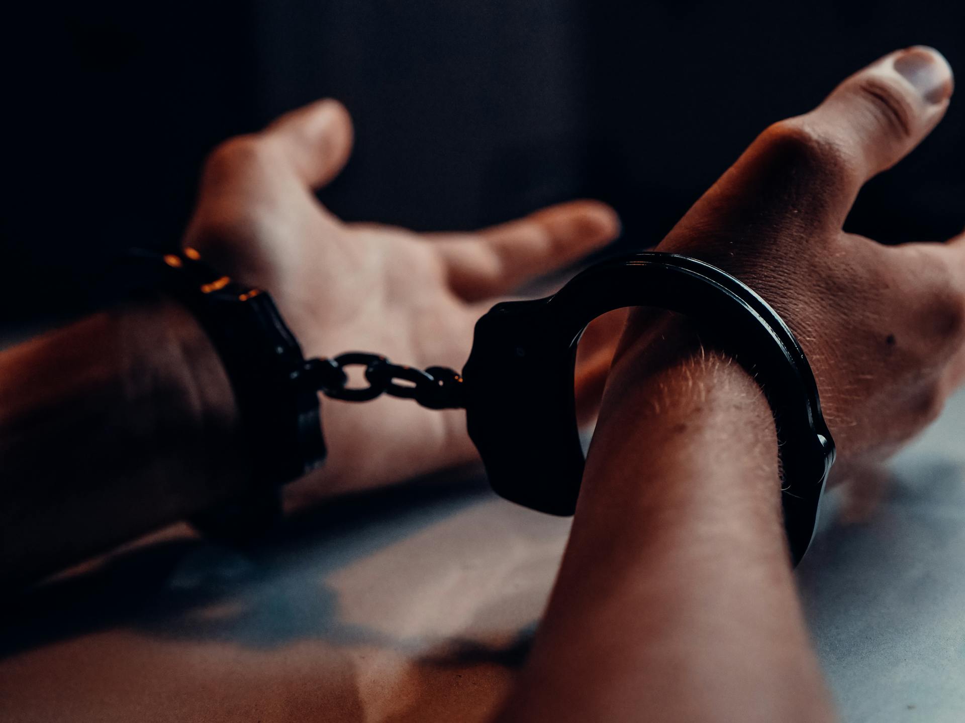 Gros plan sur un homme portant des menottes | Source : Pexels