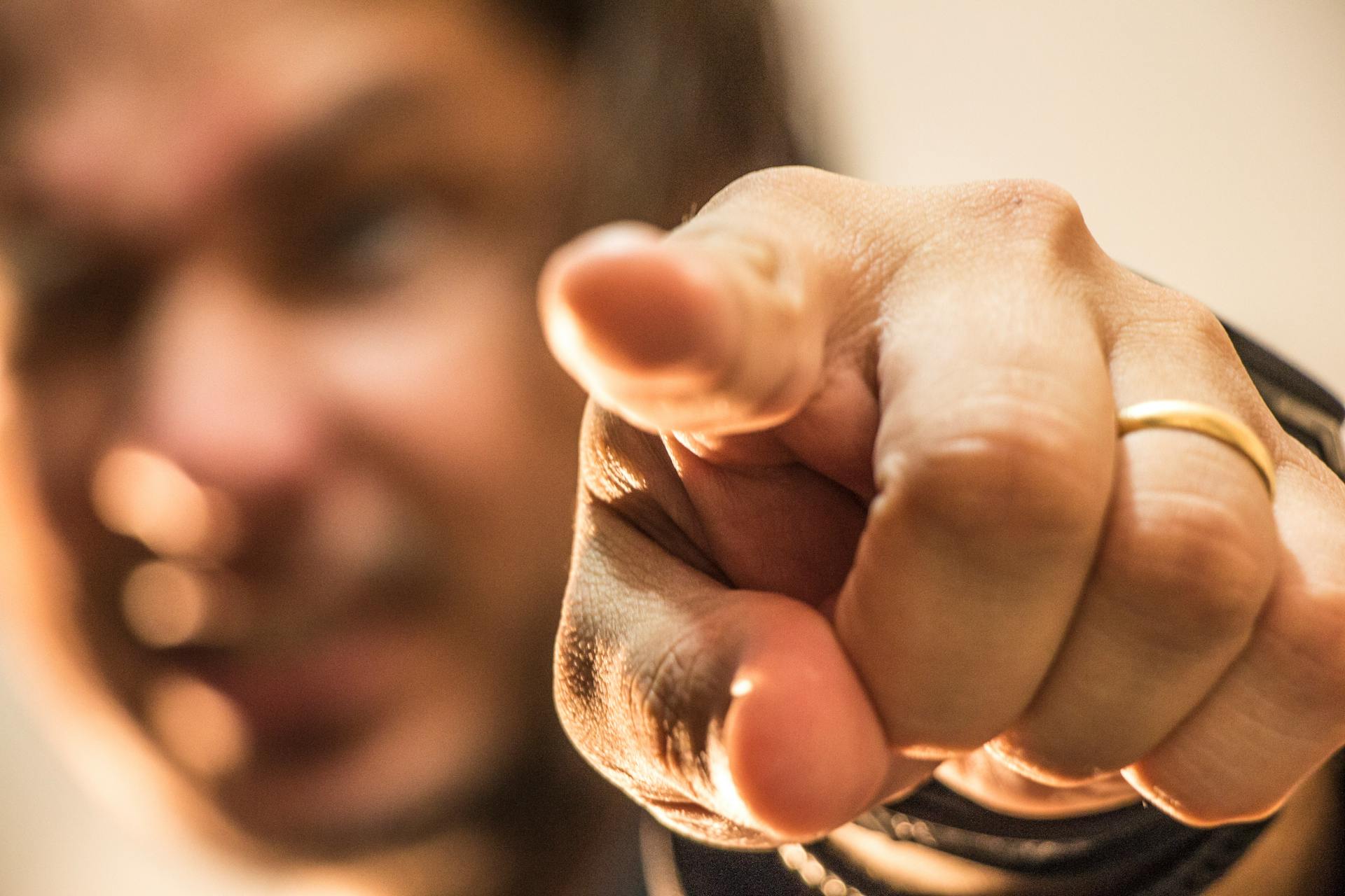 Un homme pointant du doigt | Source : Pexels