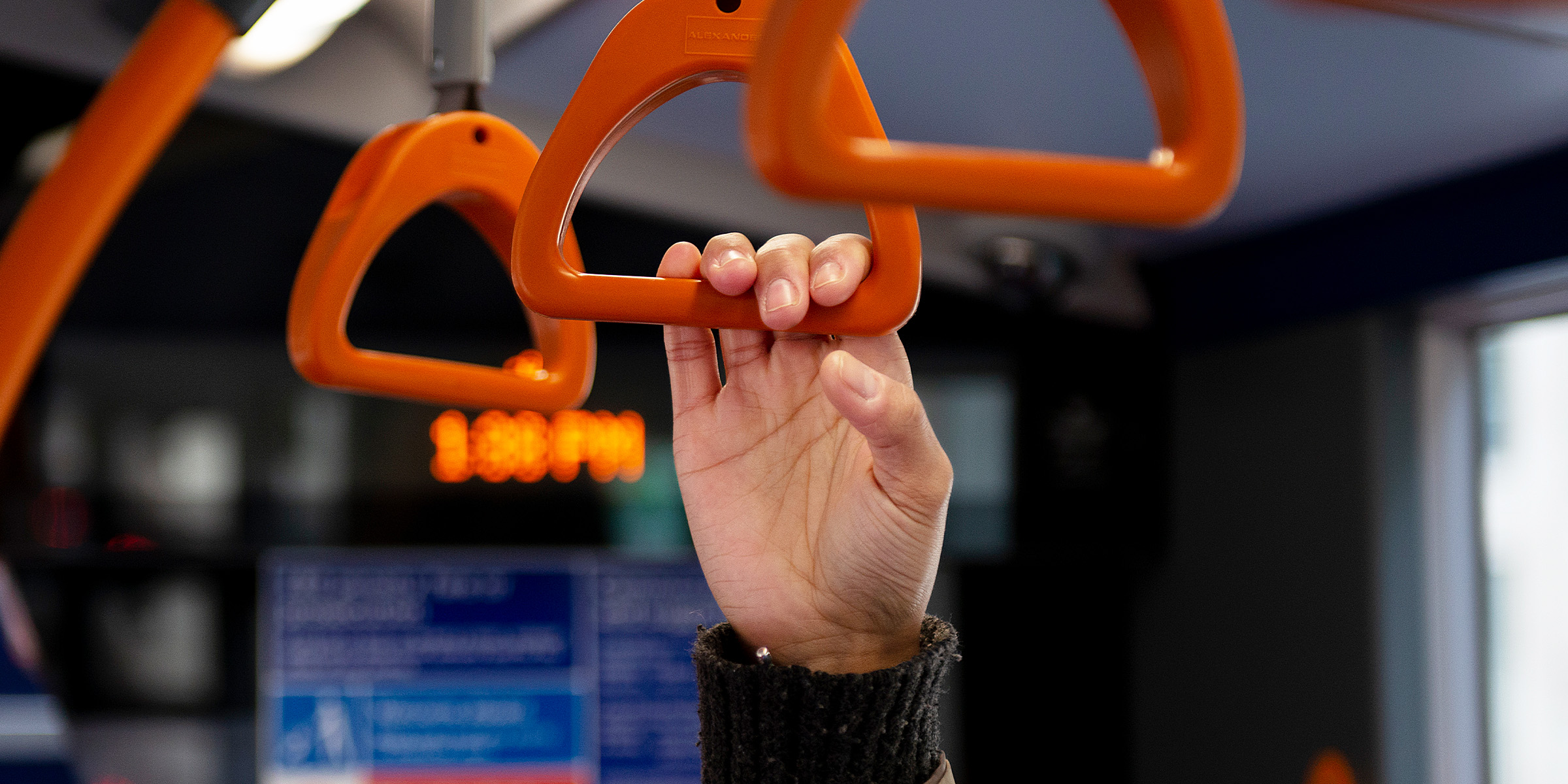 Une personne faisant un trajet en bus | Source : Freepik