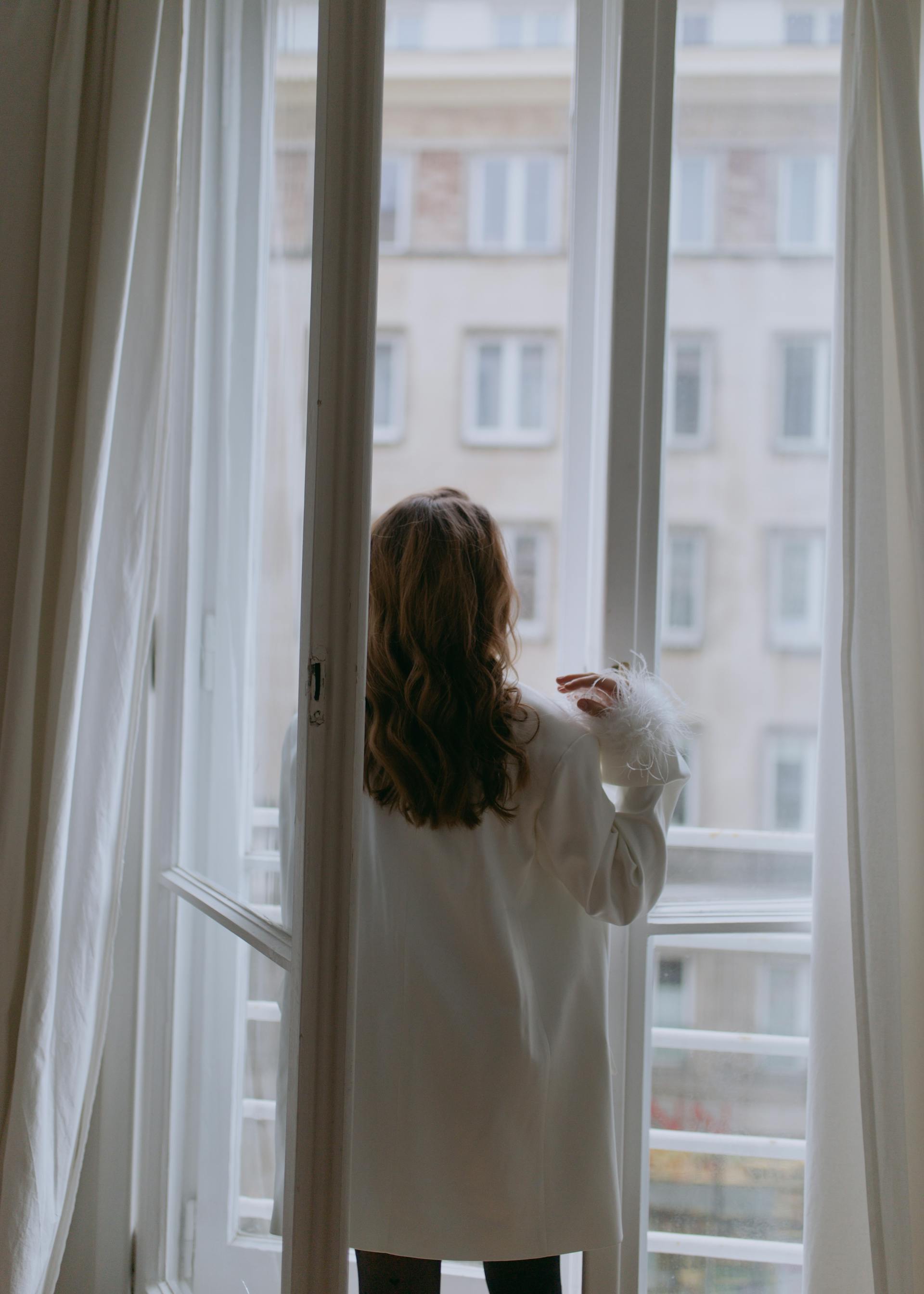 Une femme regardant par la fenêtre | Source: Pexels