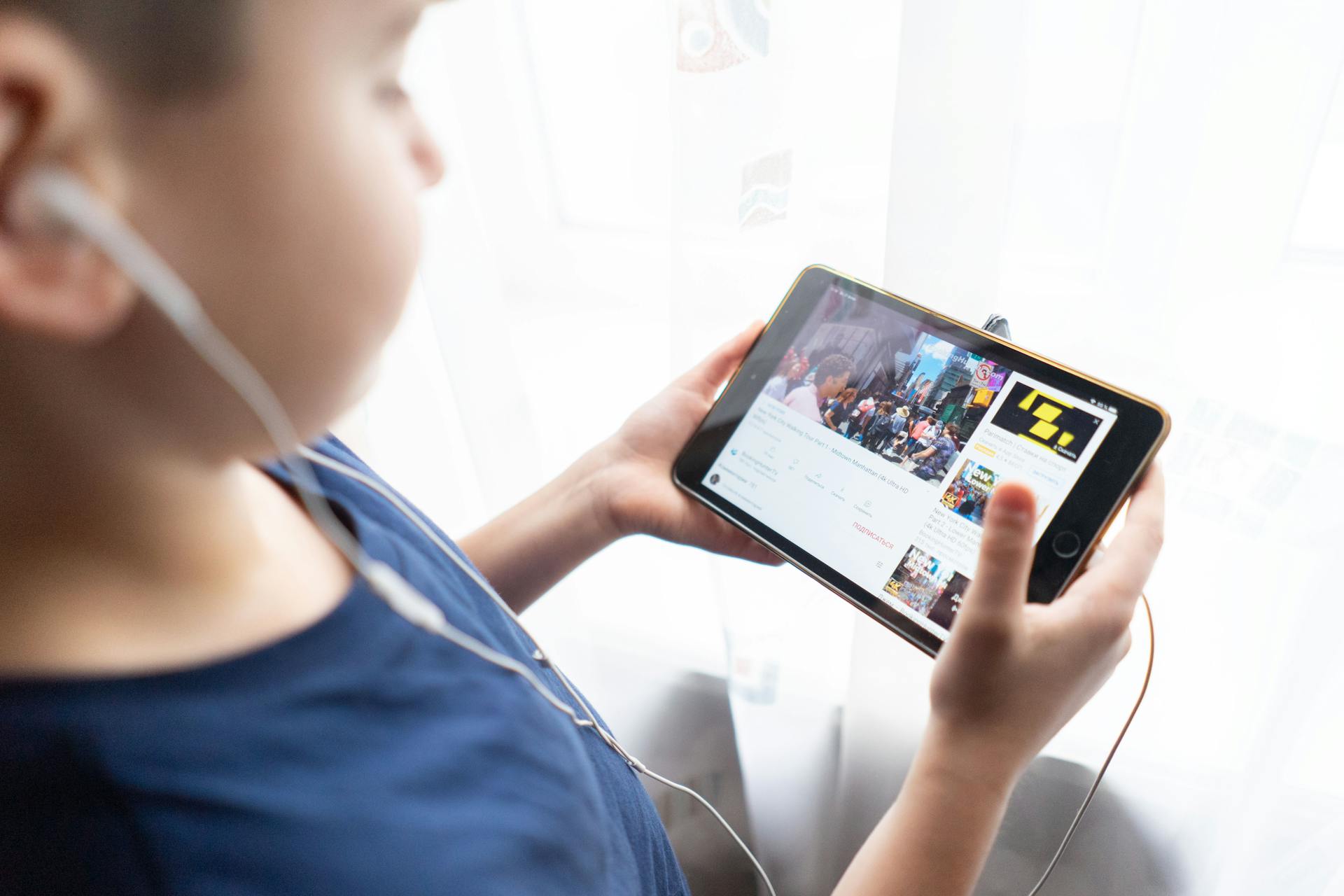 Un enfant utilisant une tablette | Source : Pexels