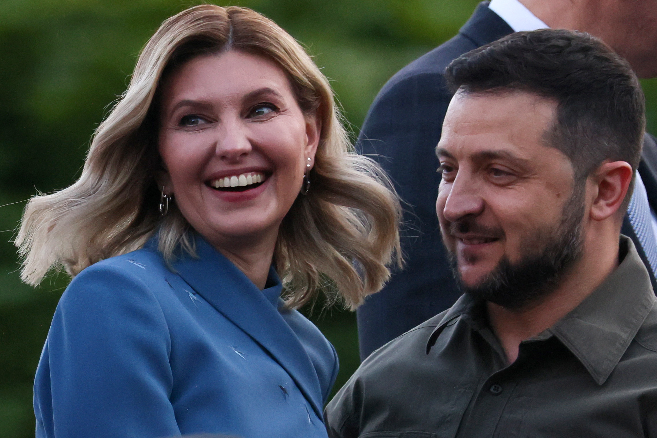 Volodymyr Zelenskyy et Olena Zelenska pris en photo avant le dîner mondain lors du sommet de l'OTAN, au palais présidentiel de Vilnius, le 11 juillet 2023 | Source : Getty Images