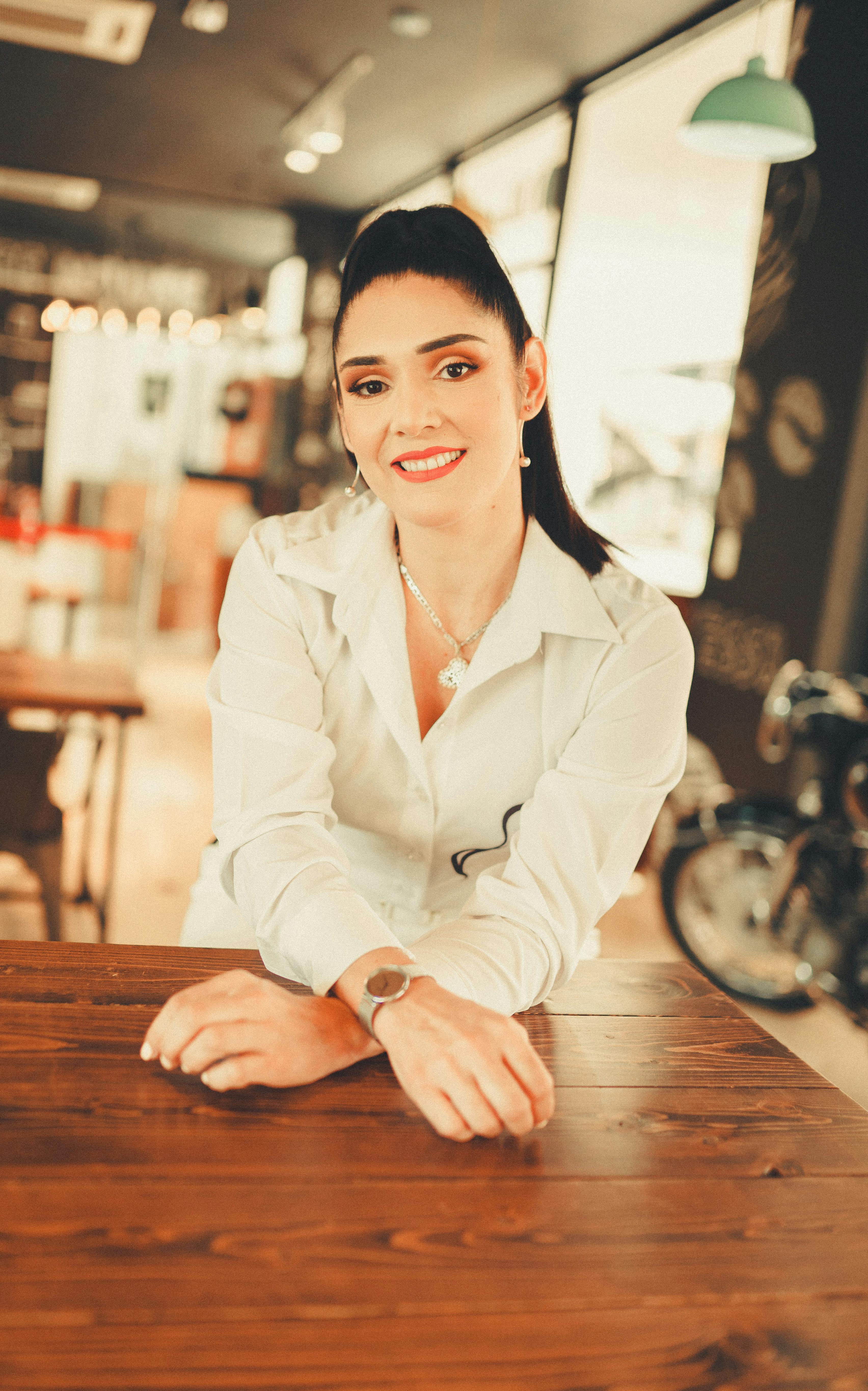 Une serveuse souriante | Source : Pexels