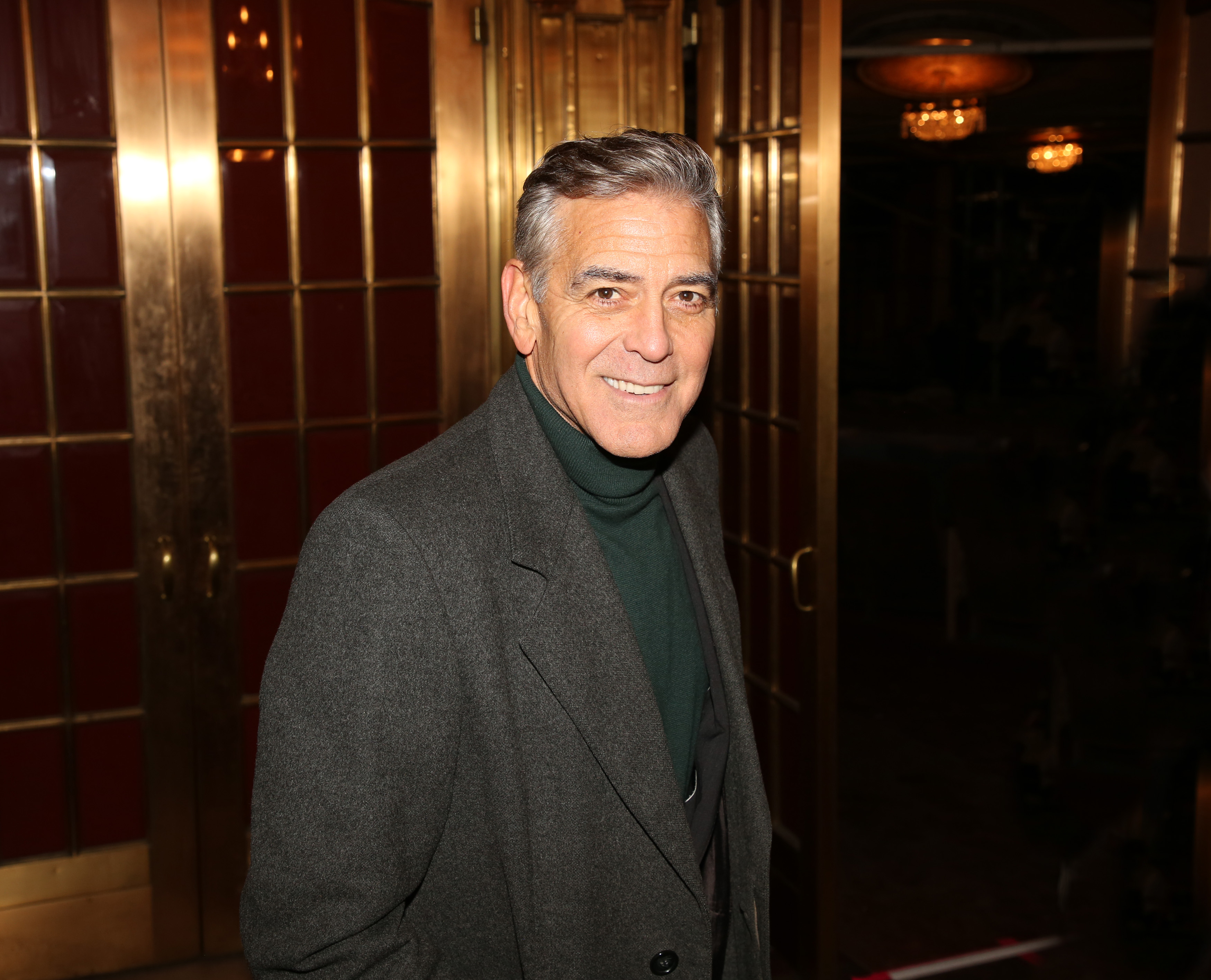 George Clooney participe à un événement de presse à New York, annonçant une distribution à Broadway tout en conciliant la réalisation de films, la défense d'intérêts et la vie de famille avec sa présence aguerrie.