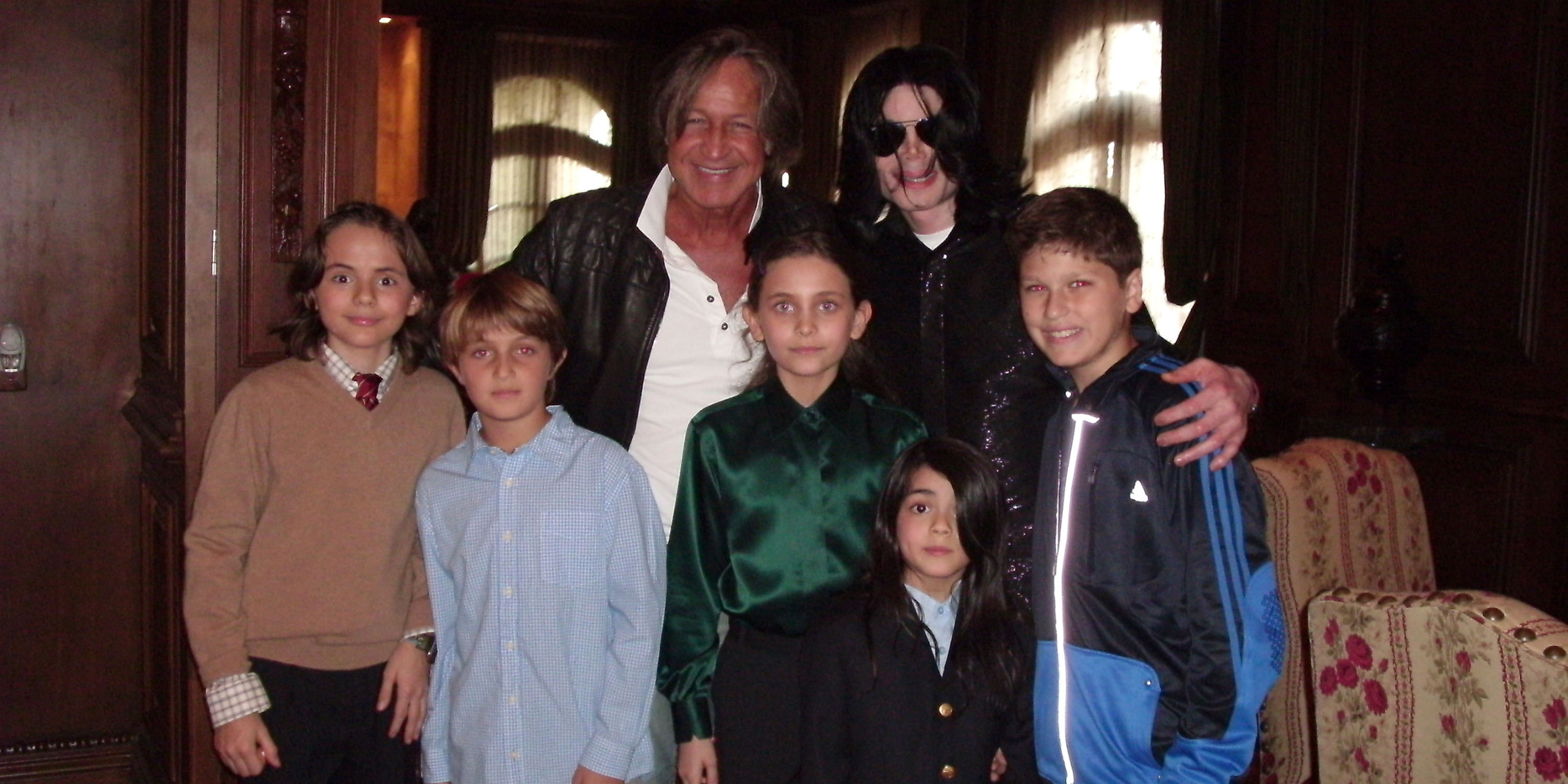 Mohamed Hadid et Michael Jackson avec leurs enfants | Source : Getty Images
