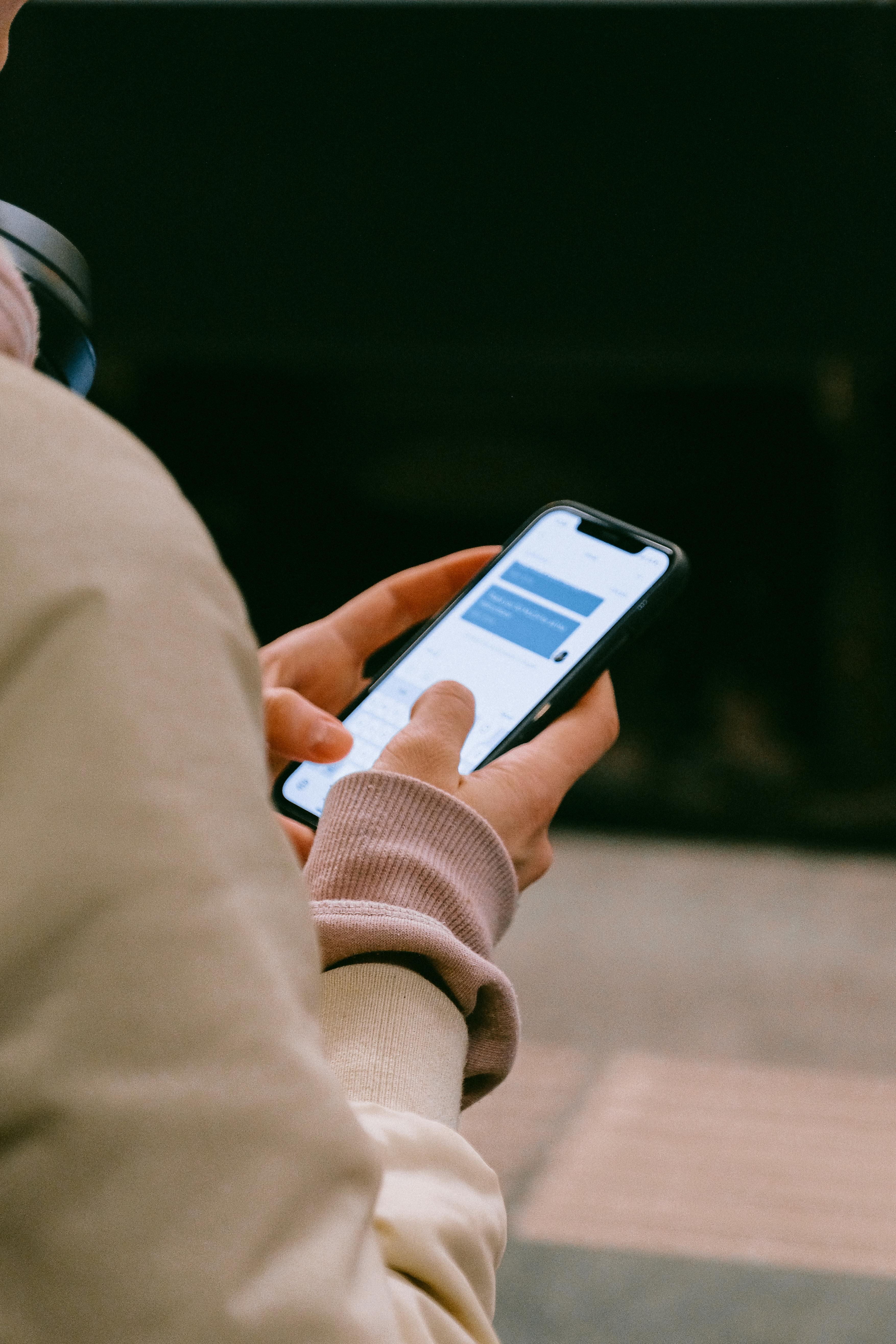 Une personne tenant un smartphone | Source : Pexels