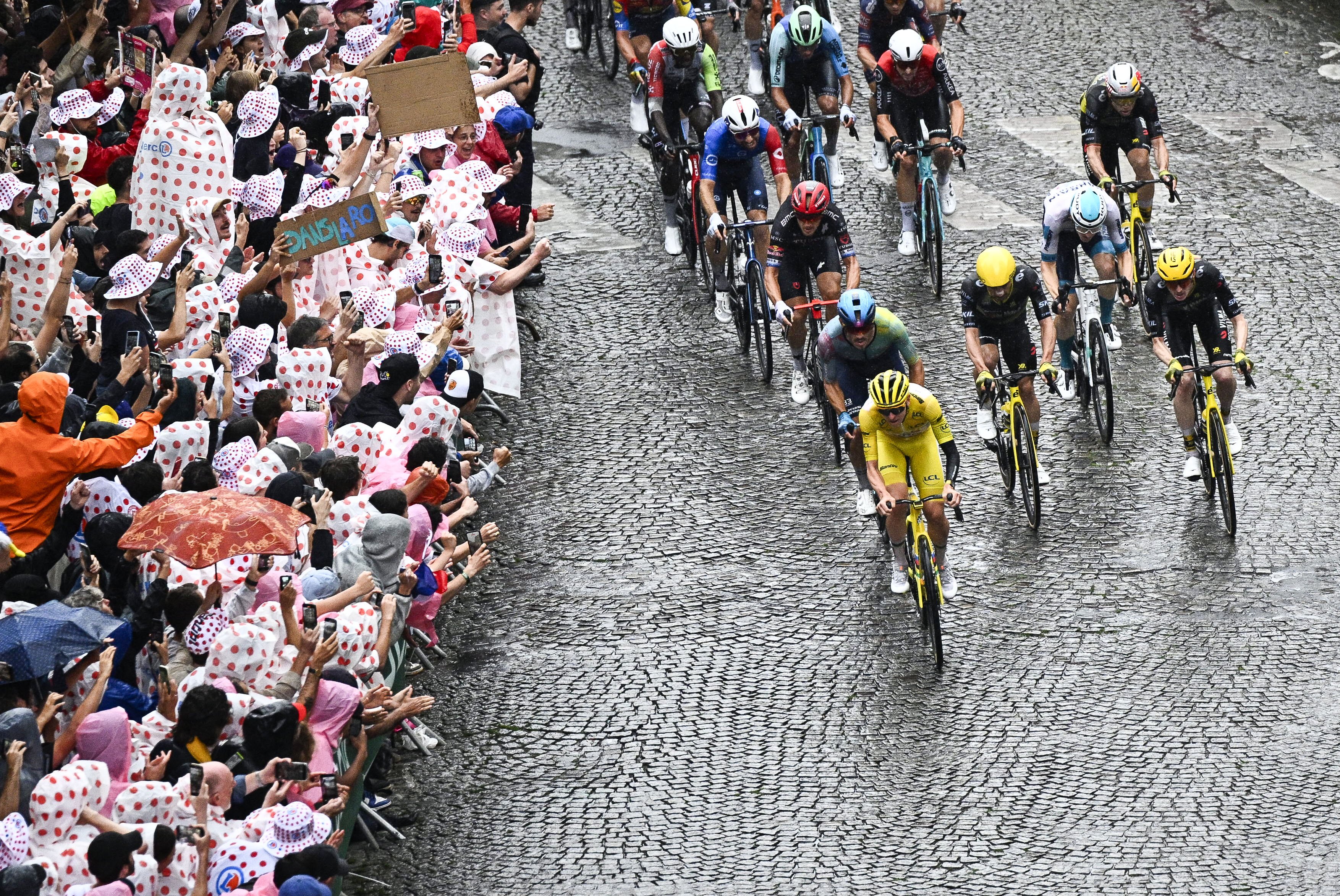 Le Slovène Tadej Pogacar, de l'équipe UAE Team Emirates, photographié en pleine action dans la montée de Montmartre lors de la 21e étape du Tour de France 2025, entre Mantes-la-Ville et Paris (120 km), le dimanche 27 juillet 2025 en France I Source : Getty Images