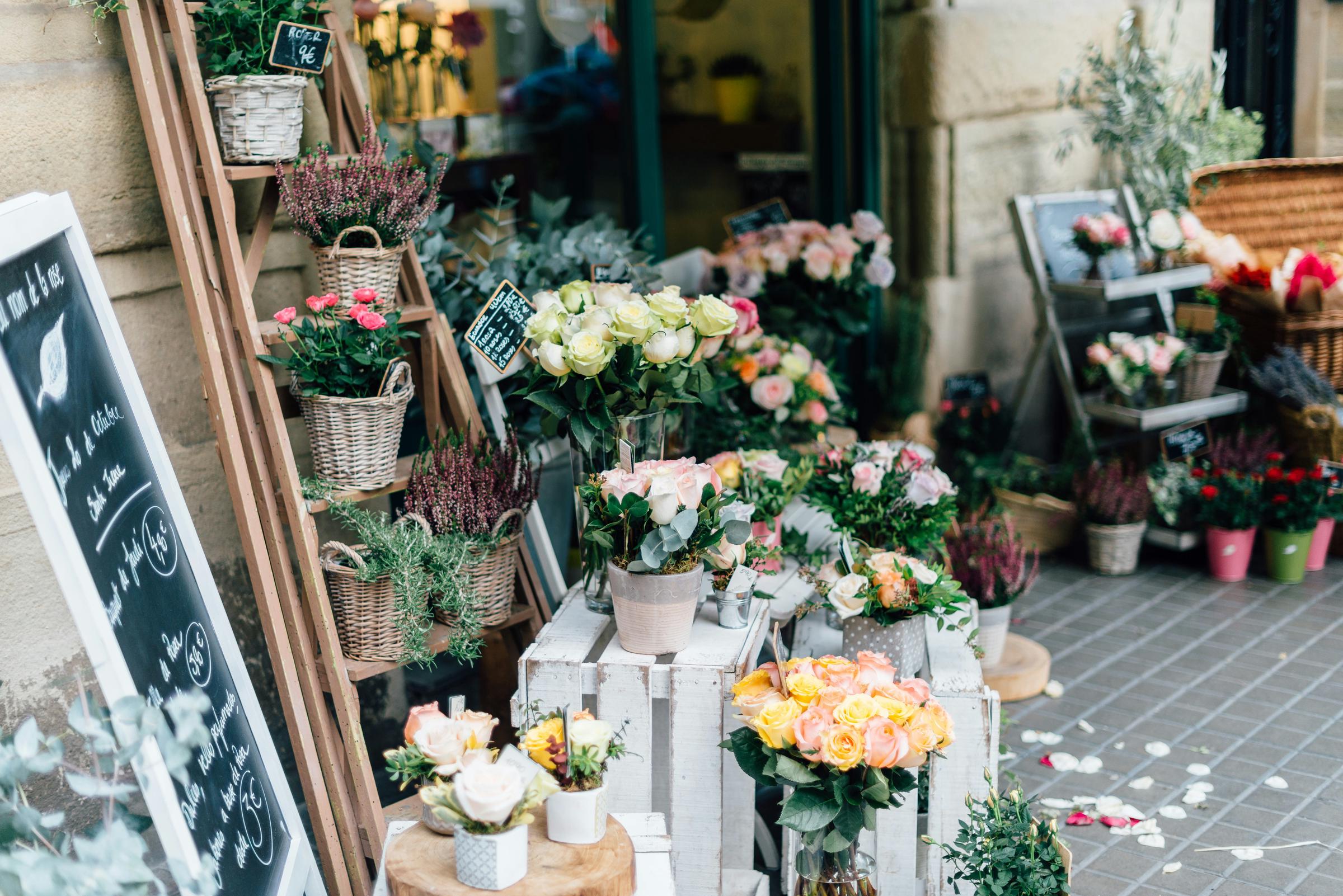 Bouquets chez un fleuriste | Source : Unsplash