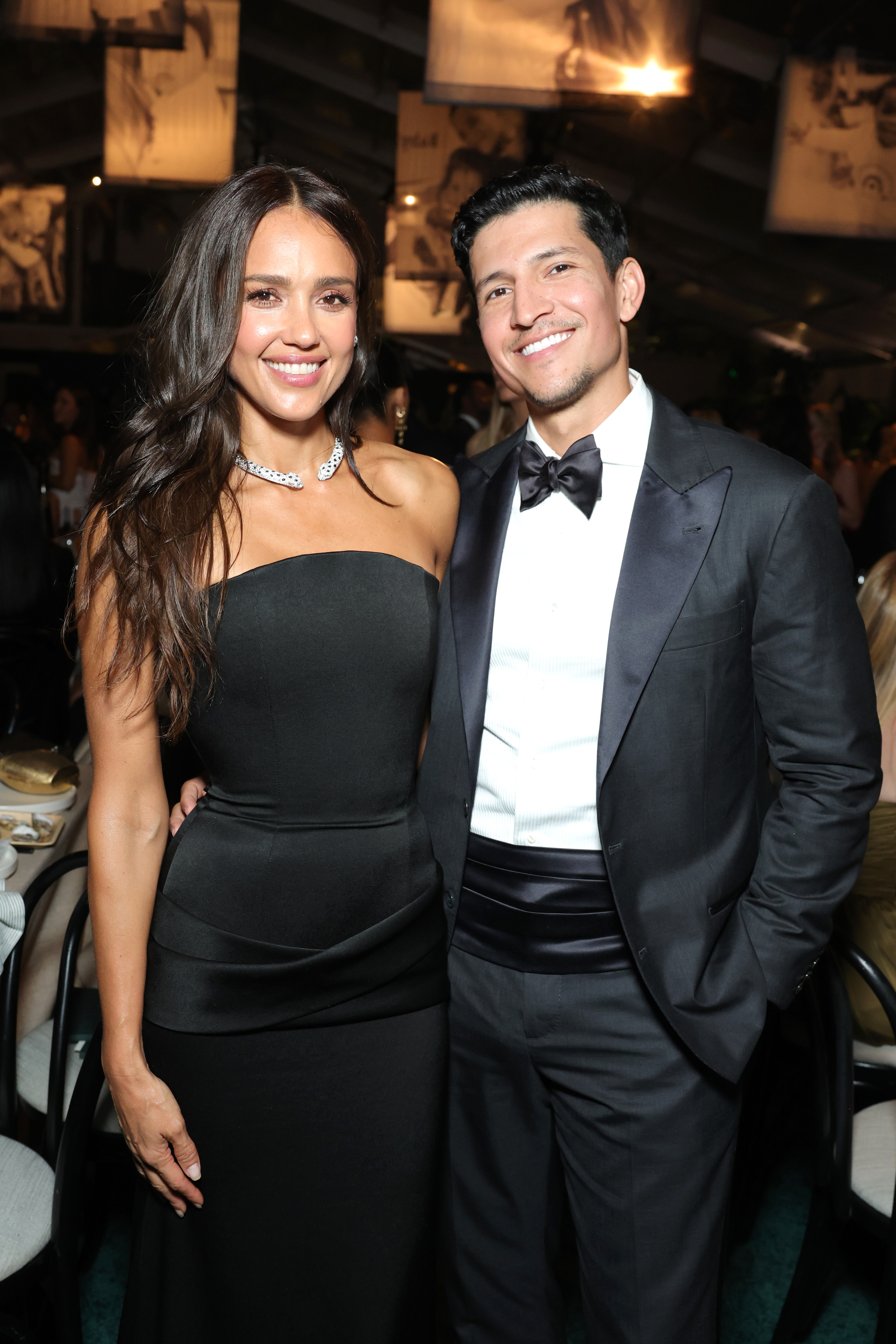 Alba et Ramirez posent ensemble pour quelques photos lors du gala Baby2Baby 2025 présenté par Paul Mitchell au Pacific Design Center, le 8 novembre 2025 à West Hollywood, en Californie.