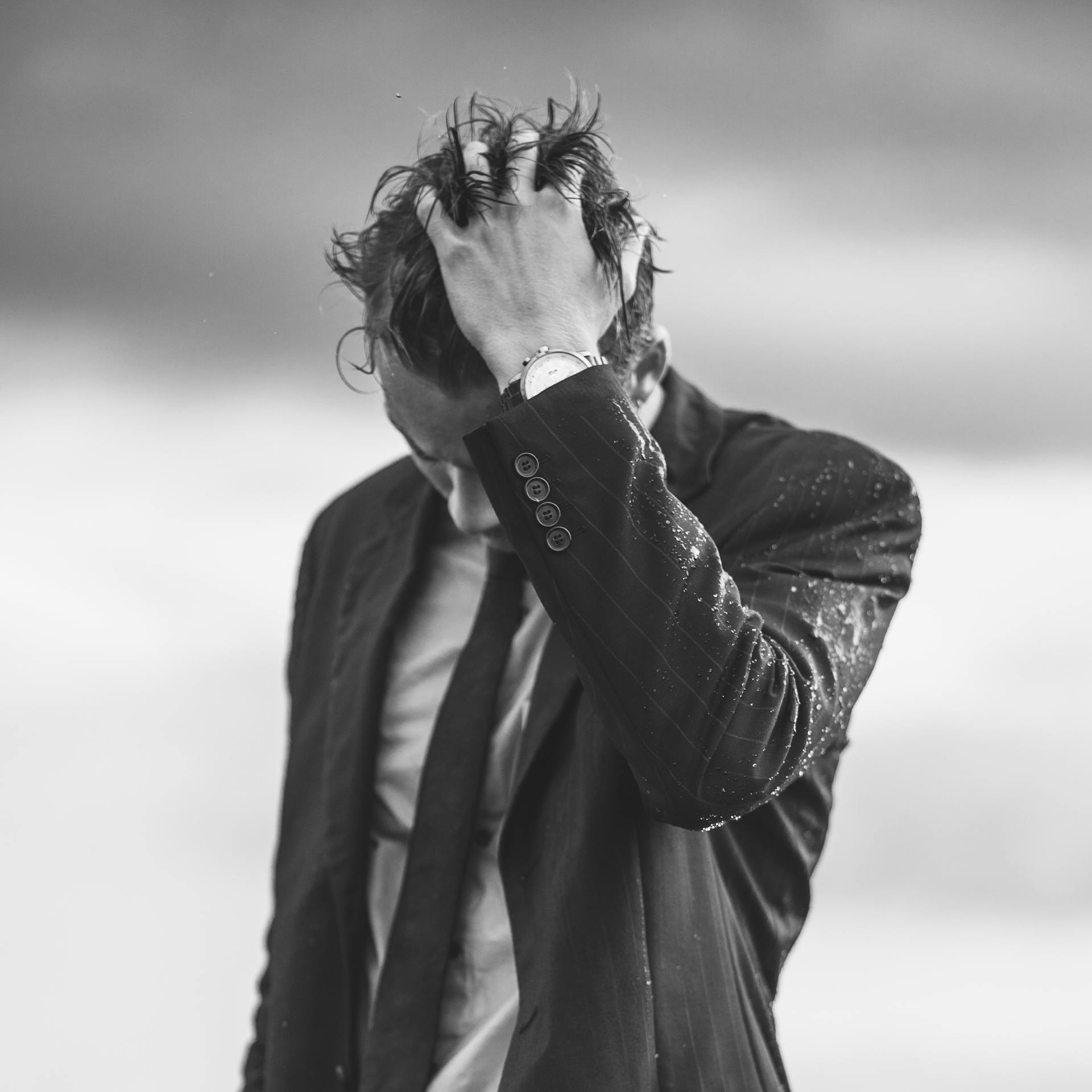 Un homme en costume avec les mains dans les cheveux | Source : Pexels