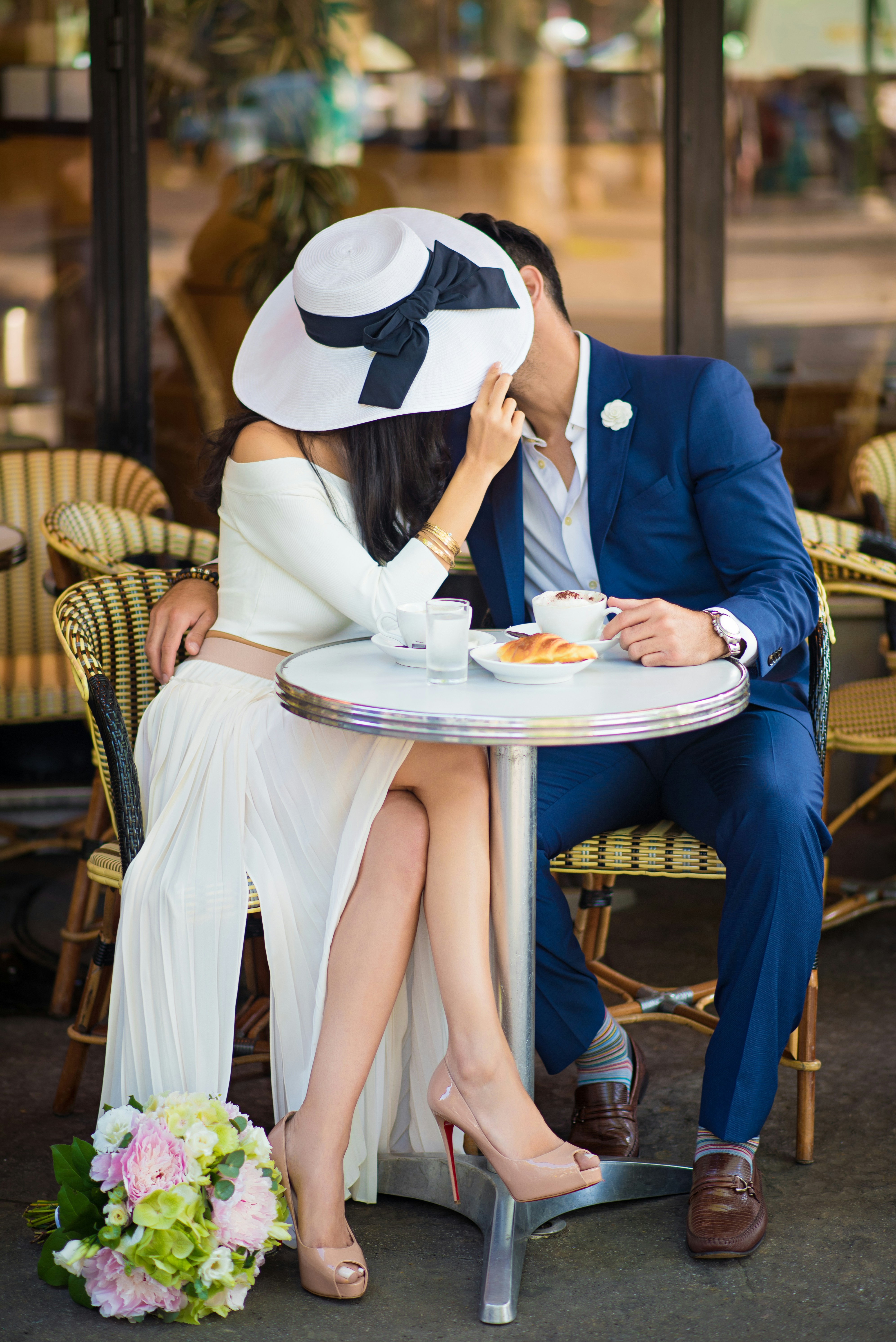 Un couple mangeant dans un restaurant | Source : Unsplash