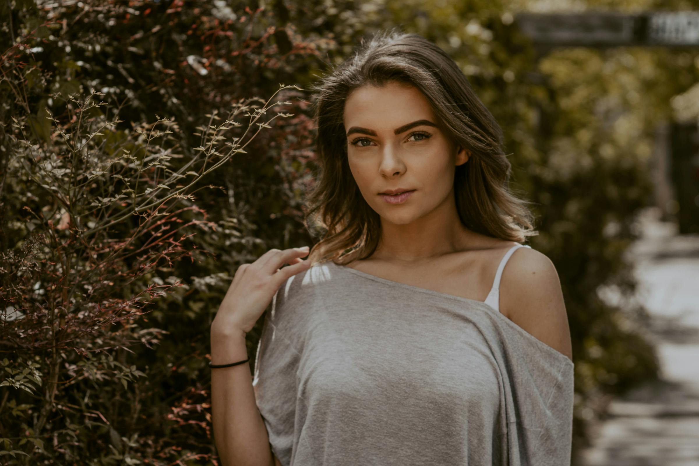 Une femme à l'expression sérieuse | Source : Pexels