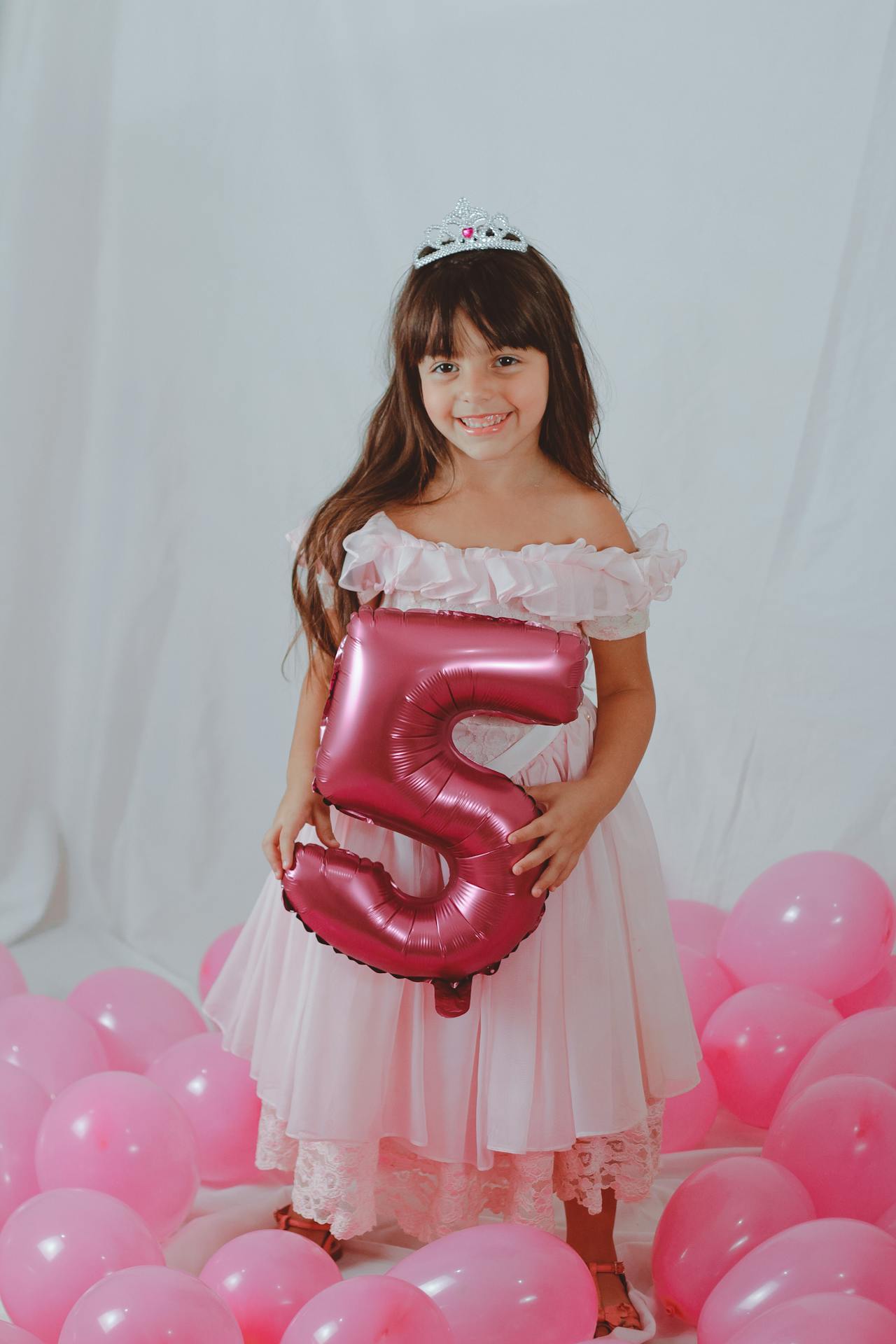 Une petite fille ravie de fêter son 5e anniversaire | Source : Pexels