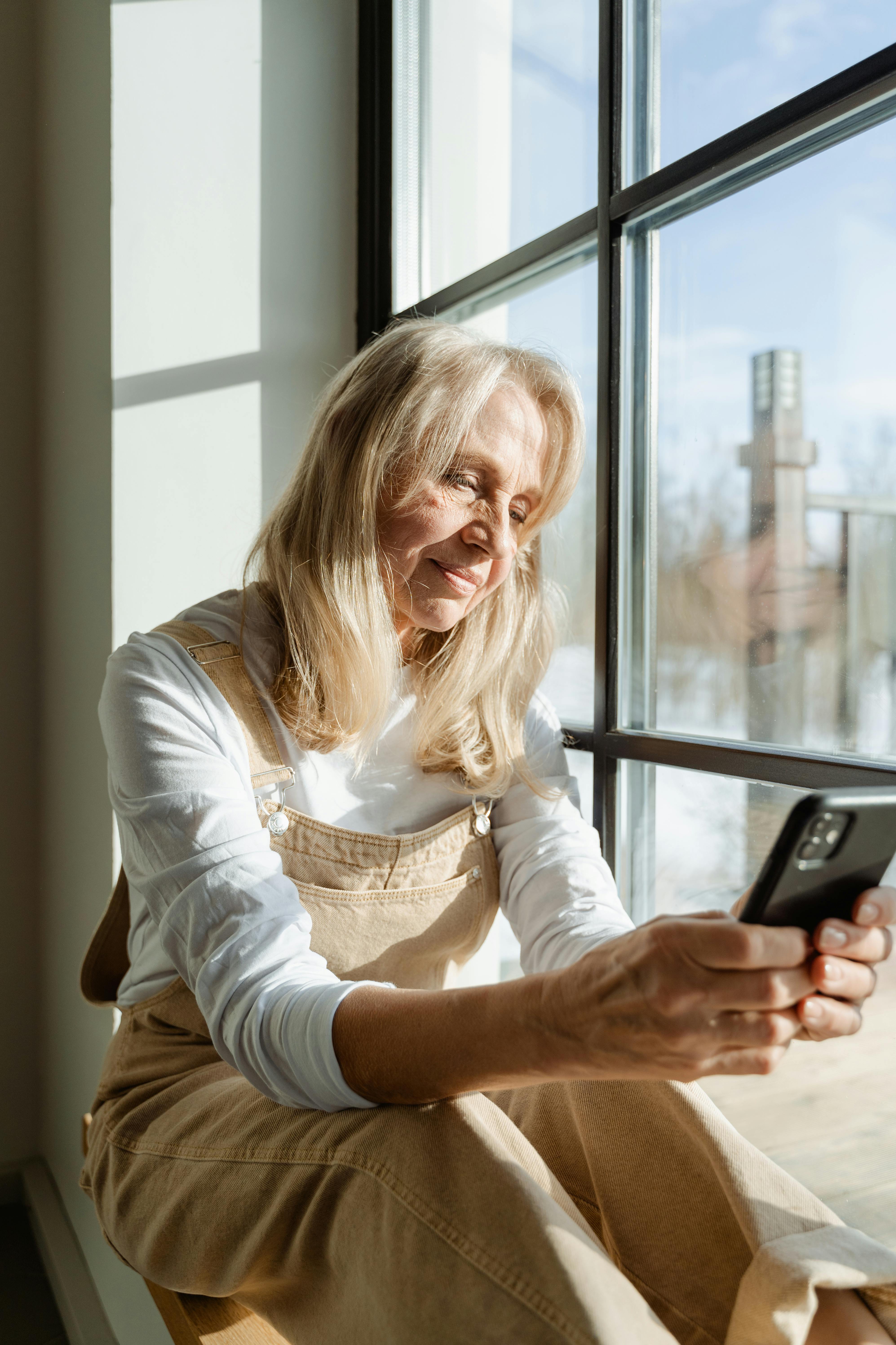 Une grand-mère après avoir pris un appel | Source : Pexels