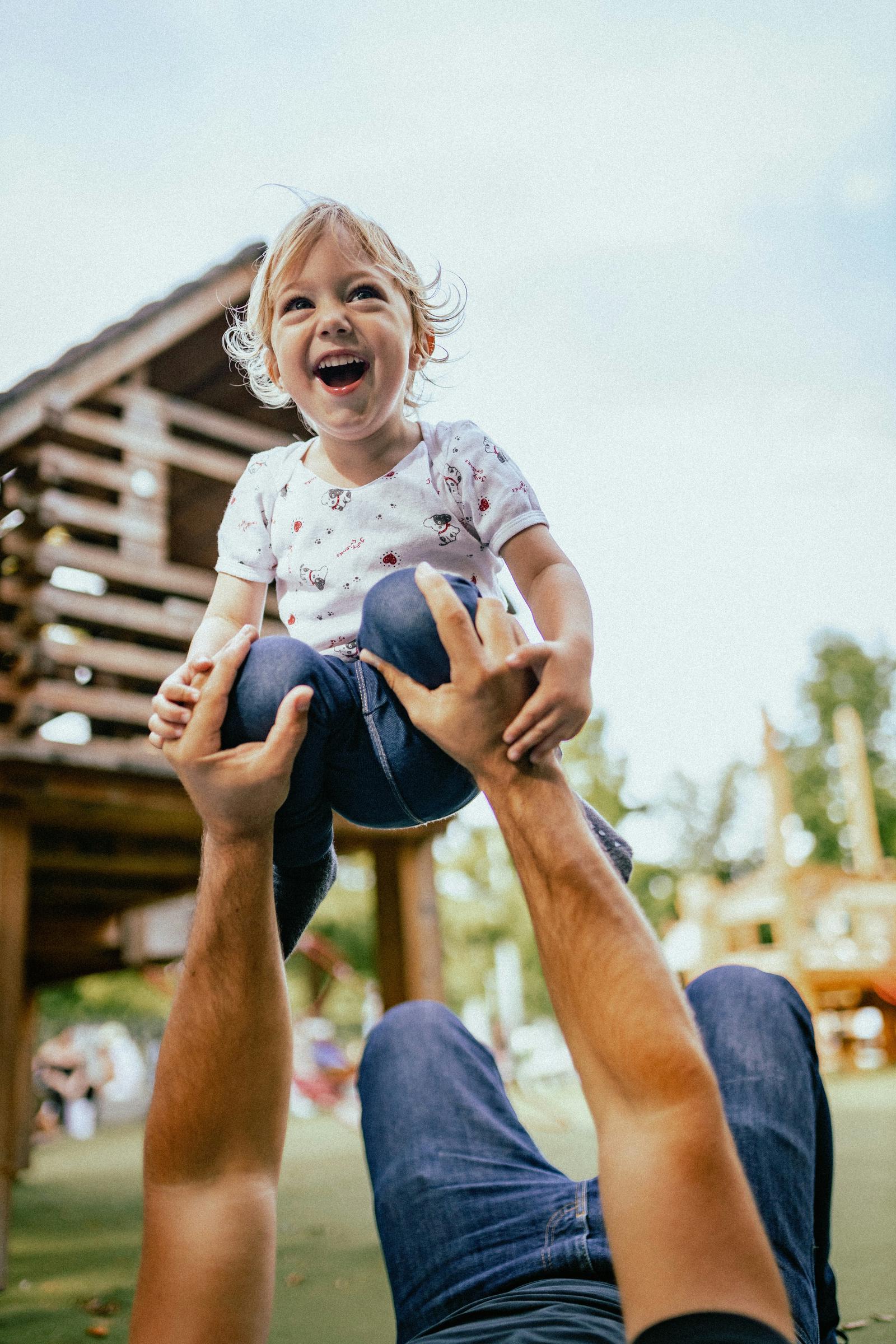 Un fils heureux avec son père | Source : Unsplash