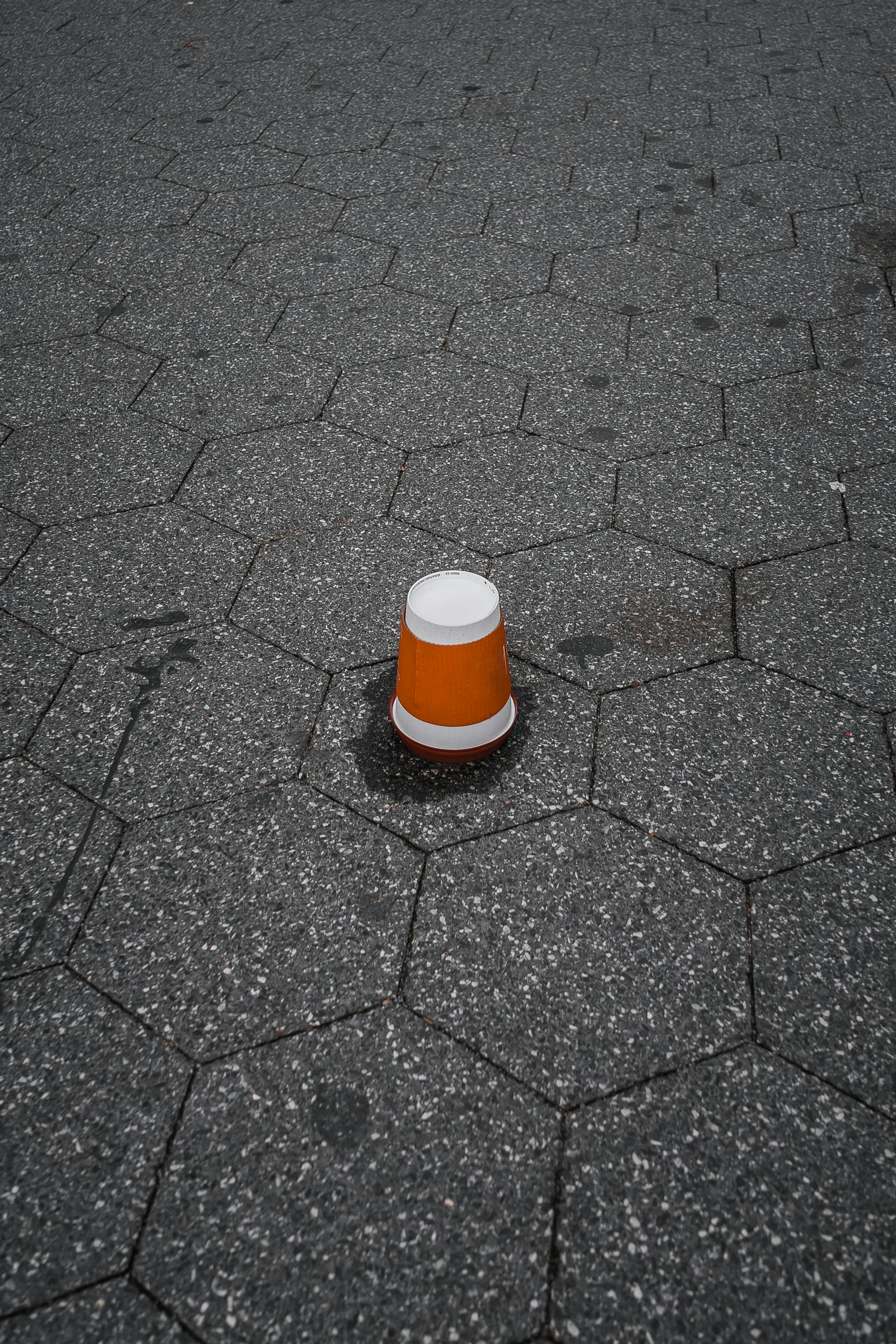 Un gobelet en plastique posé à l'envers sur un trottoir | Source : Pexels