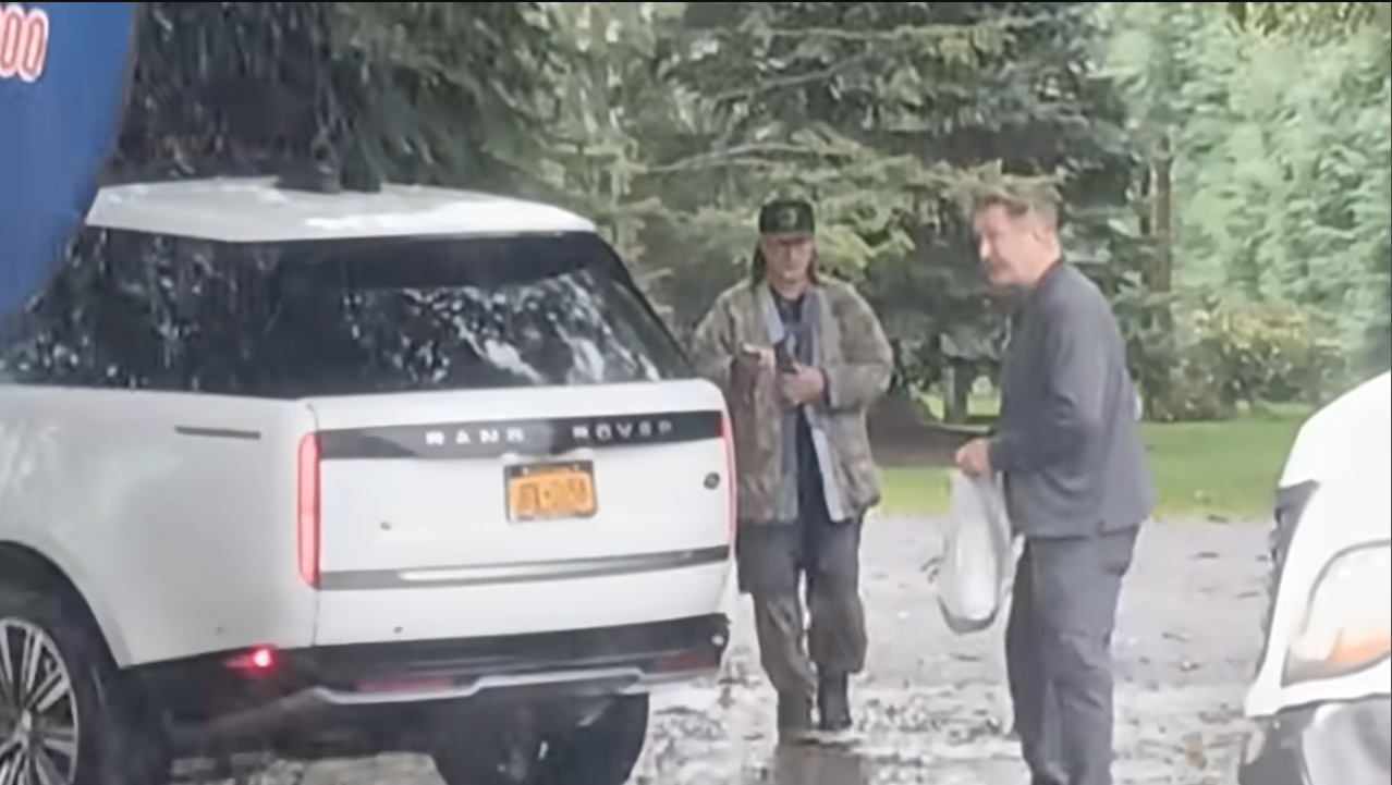 Stephen et Alec Baldwin sur le lieu de l'accident, d'après une vidéo datée du 14 octobre 2025 | Source : YouTube/@nypost