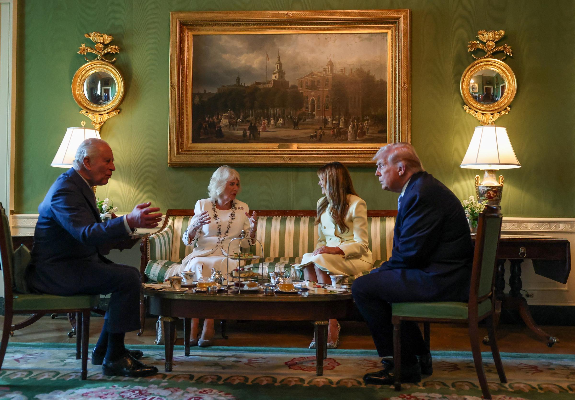 Donald et Melania Trump reçoivent le roi Charles III et la reine Camilla pour un thé à la Maison Blanche, lors de la première journée de leur visite d'État aux États-Unis, le 27 avril 2026 à Washington, D.C. | Source : Getty Images