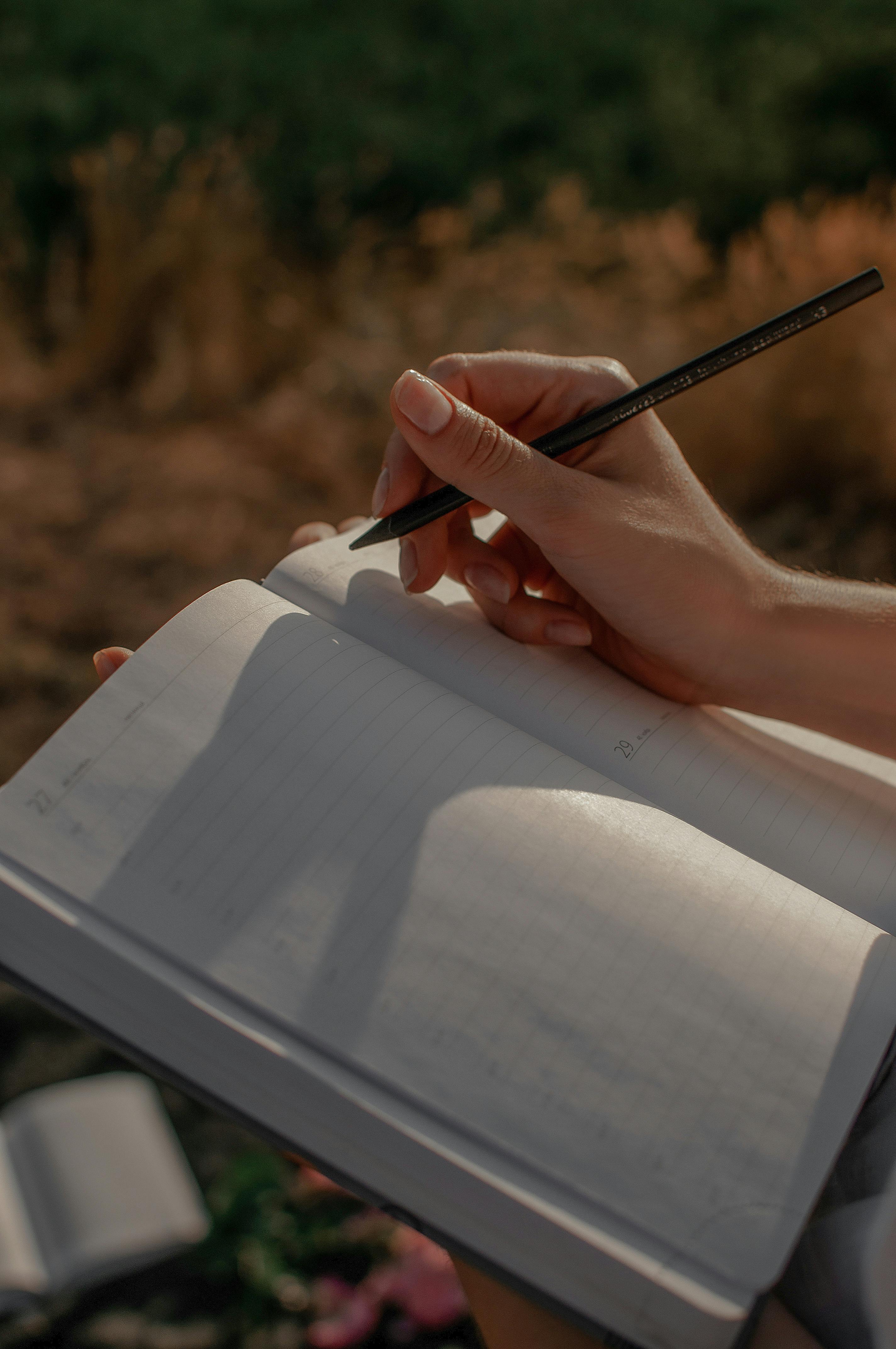 Une femme qui écrit dans un journal | Source : Pexels