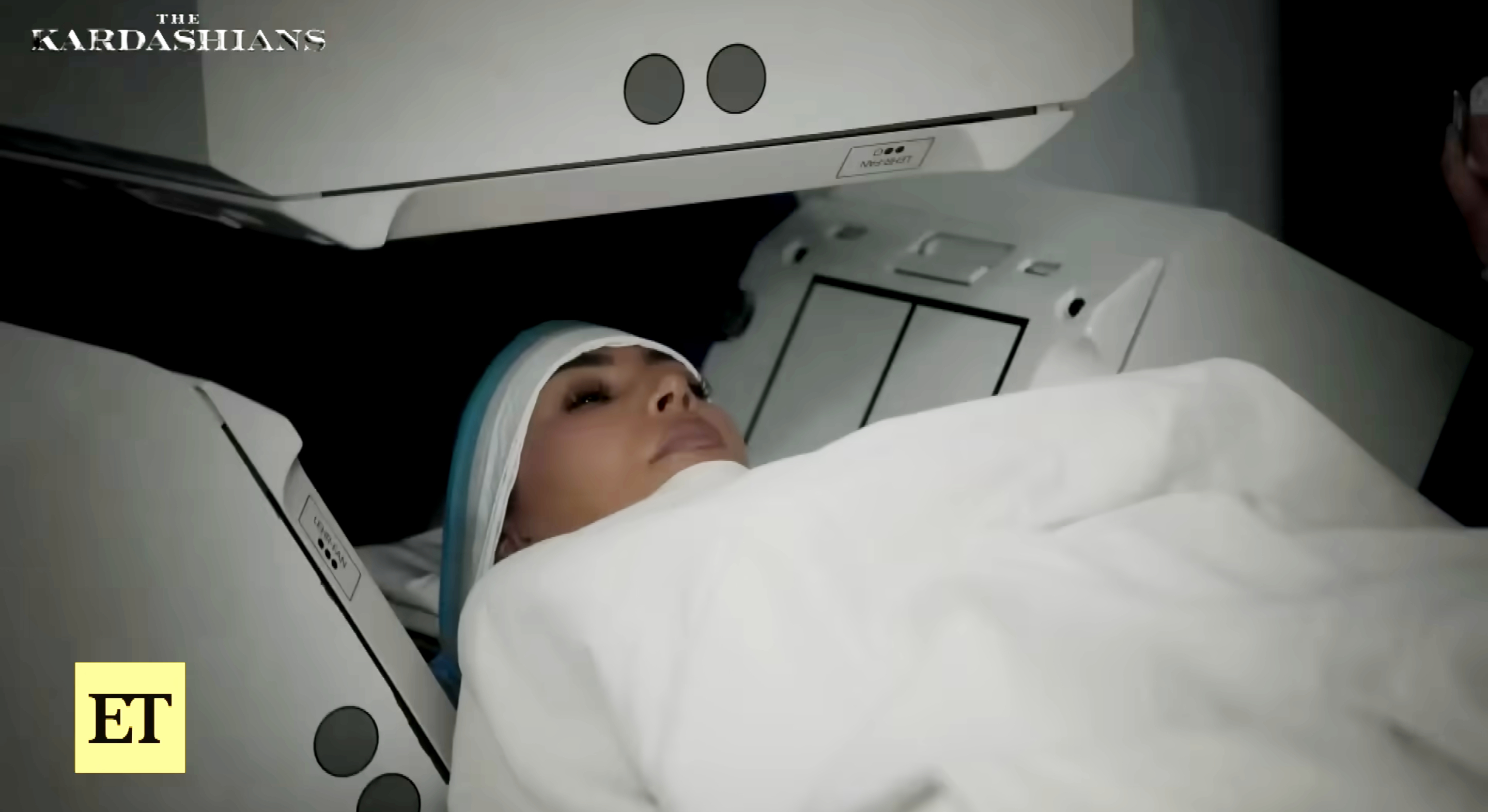 Kim Kardashian allongée à l'intérieur d'un scanner médical lors d'une scène de « The Kardashians », publiée le 24 octobre 20255 | Source : YouTube/EntertainmentTonight