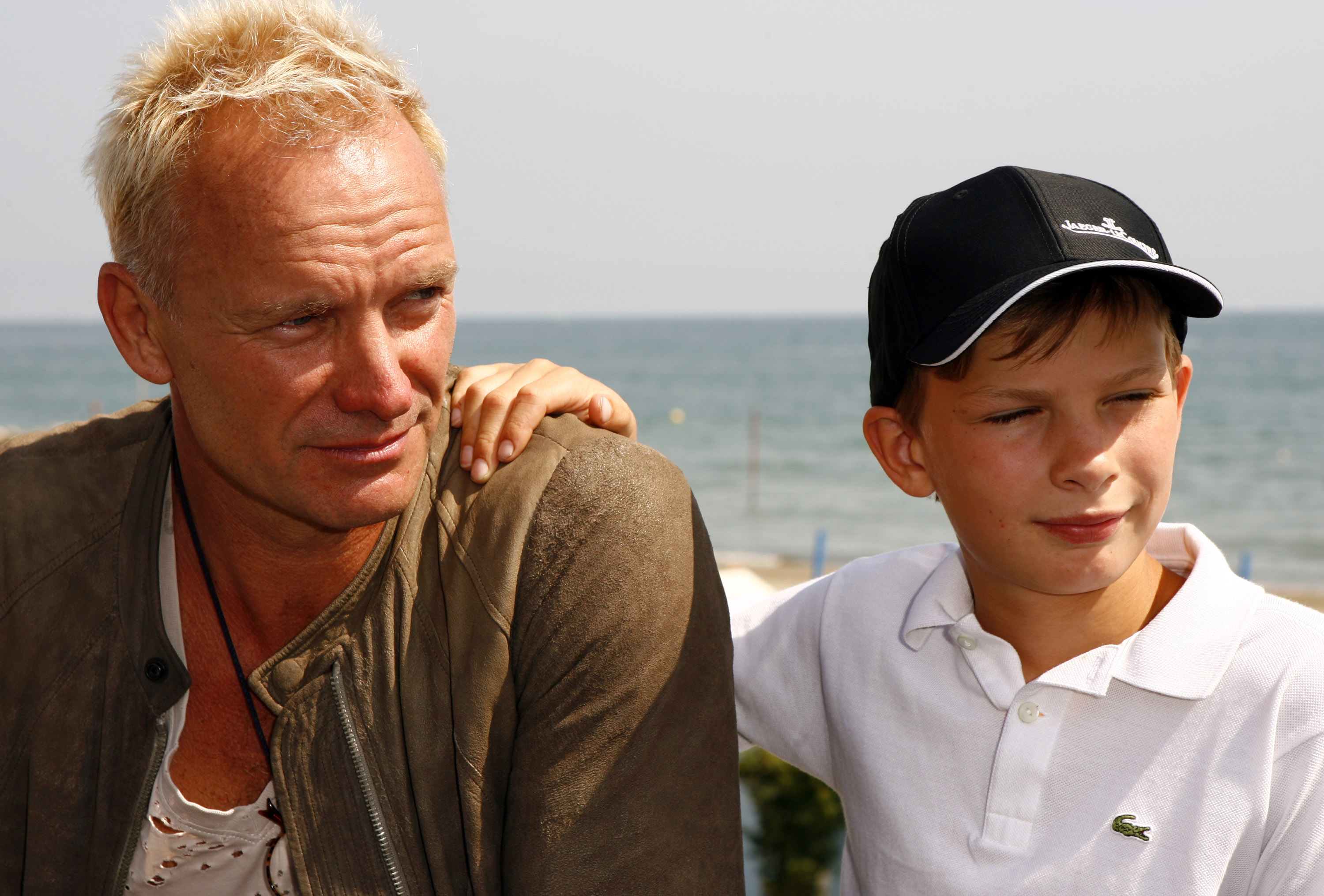 Sting et Giacomo Sumner lors du déjeuner organisé dans le cadre du 63e Festival international du film de Venise pour la promotion du film « Guide to Recognizing Your Saints » en Italie, en 2006. | Source : Getty Images