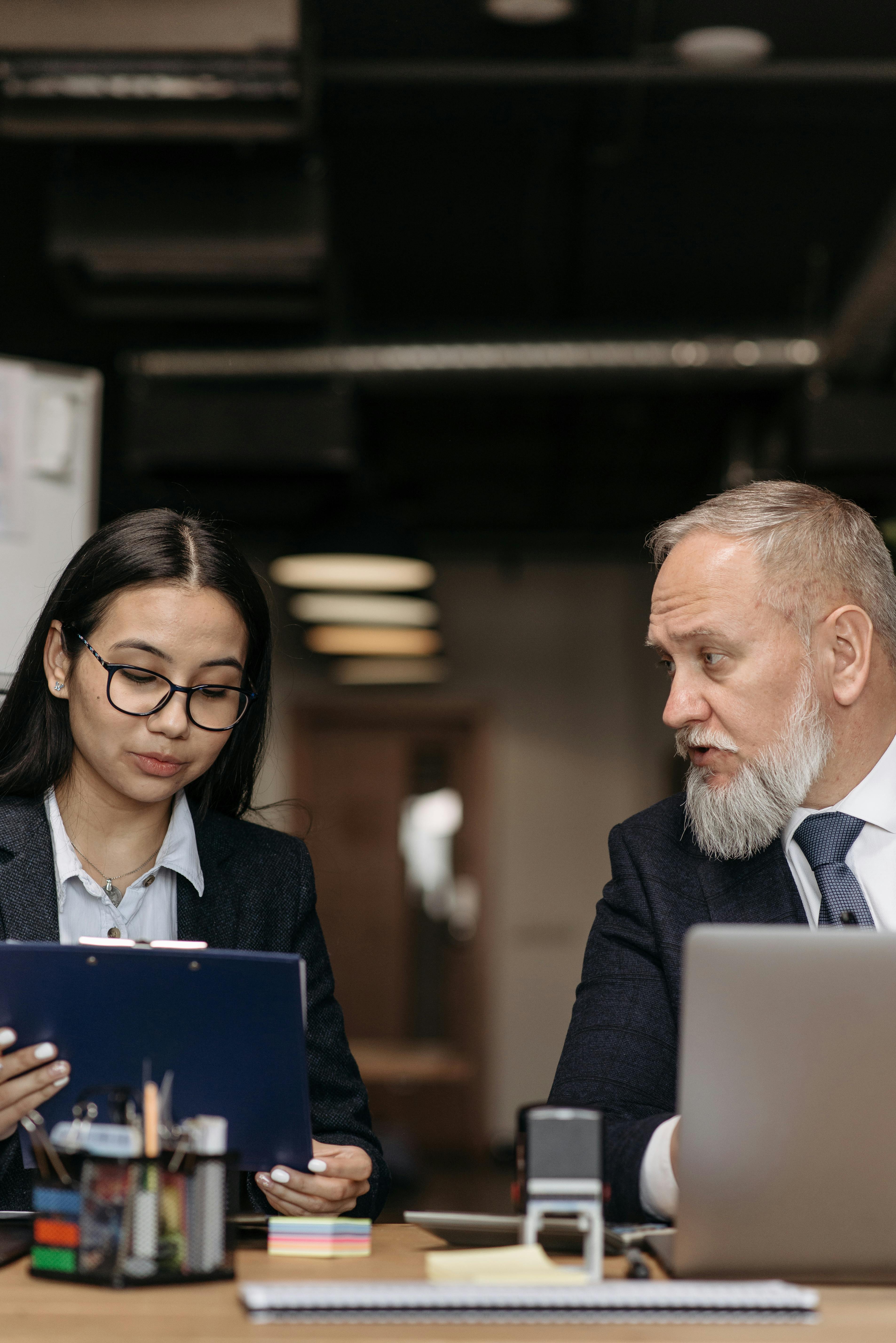 Une jeune femme qui parle à son patron | Source : Pexels