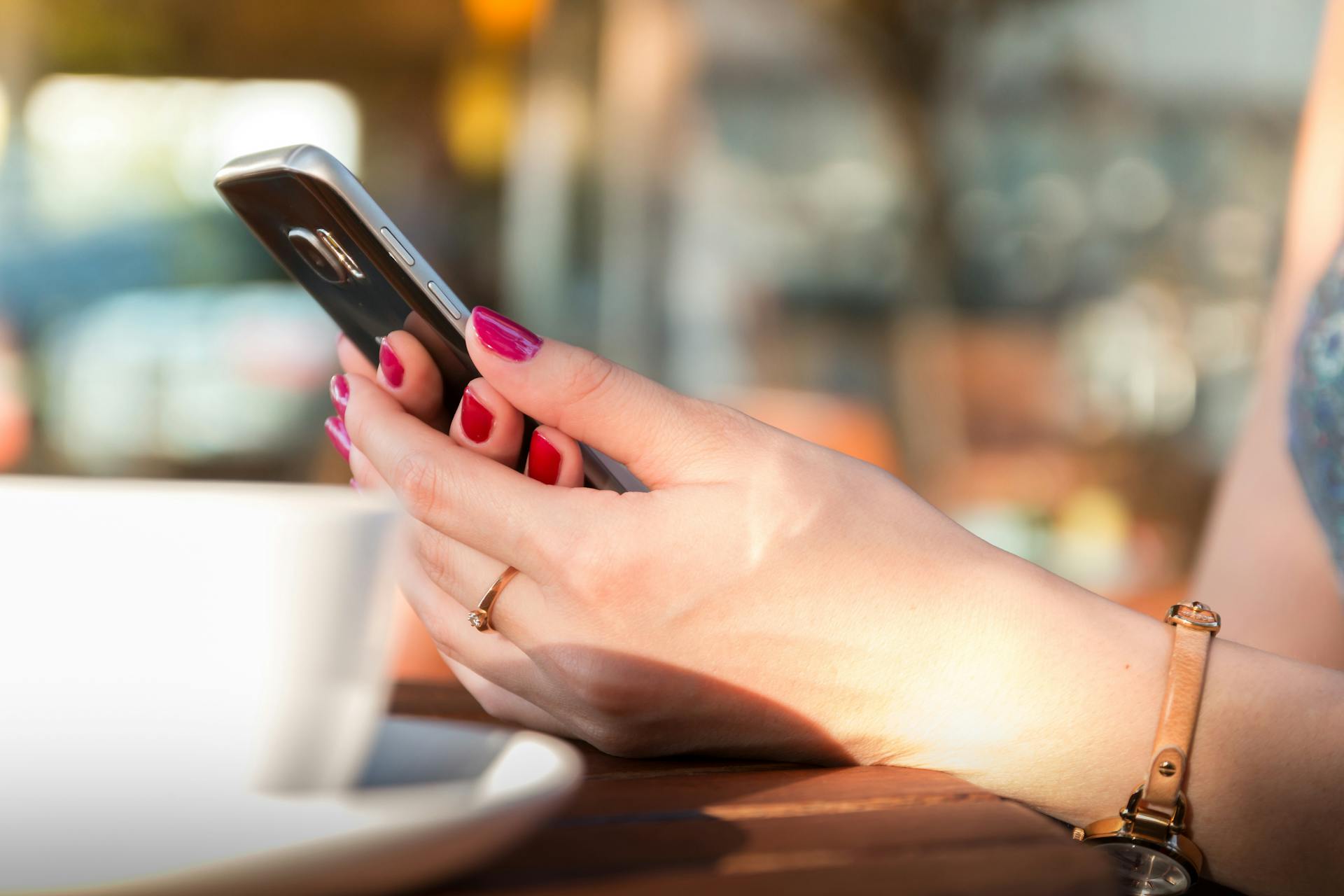Une femme tenant son téléphone | Source : Pexels