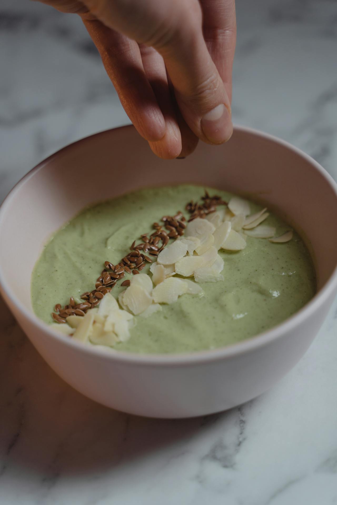 Une femme qui garnit un plat | Source : Pexels
