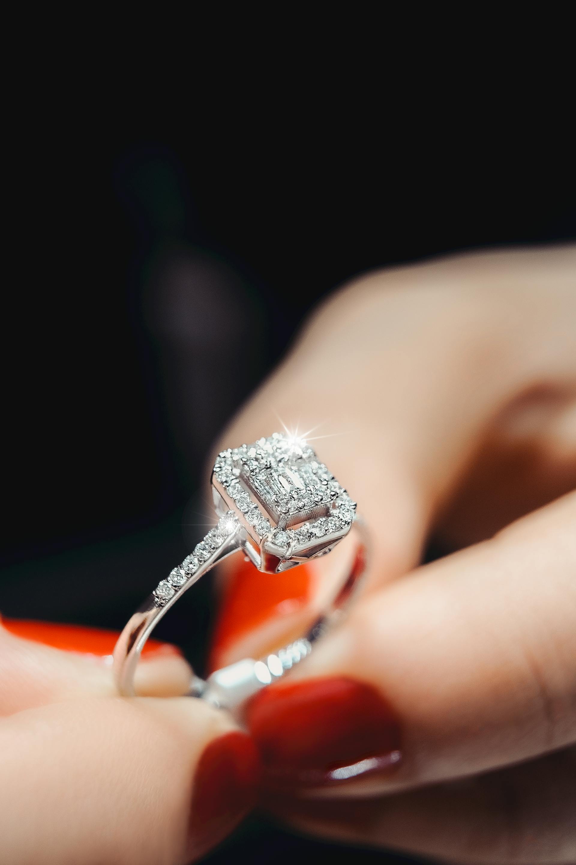 Gros plan sur les mains d'une femme tenant une bague en diamant | Source : Pexels
