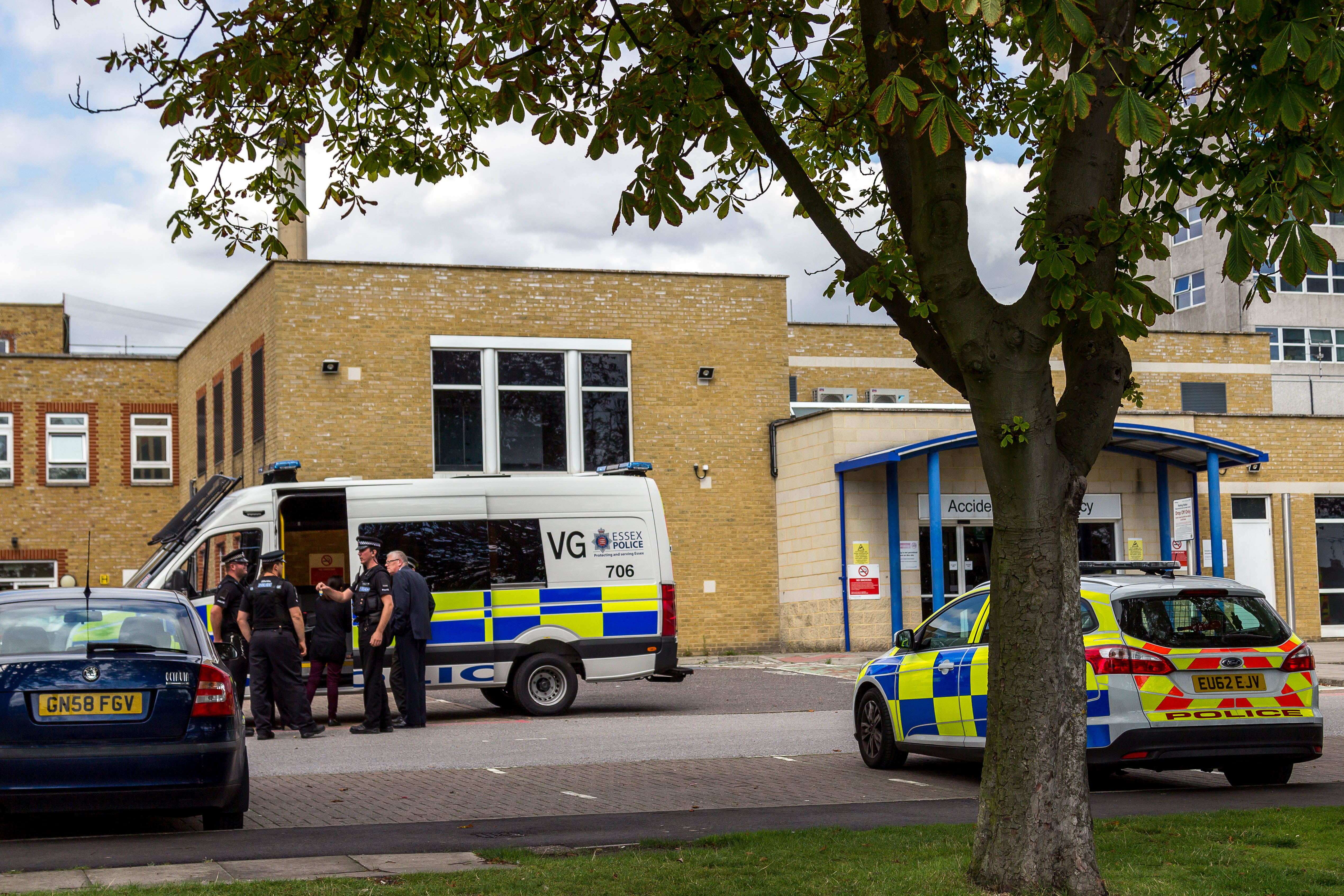 Des policiers et une ambulance devant un hôpital de Southend, Essex | Source : Getty Images
