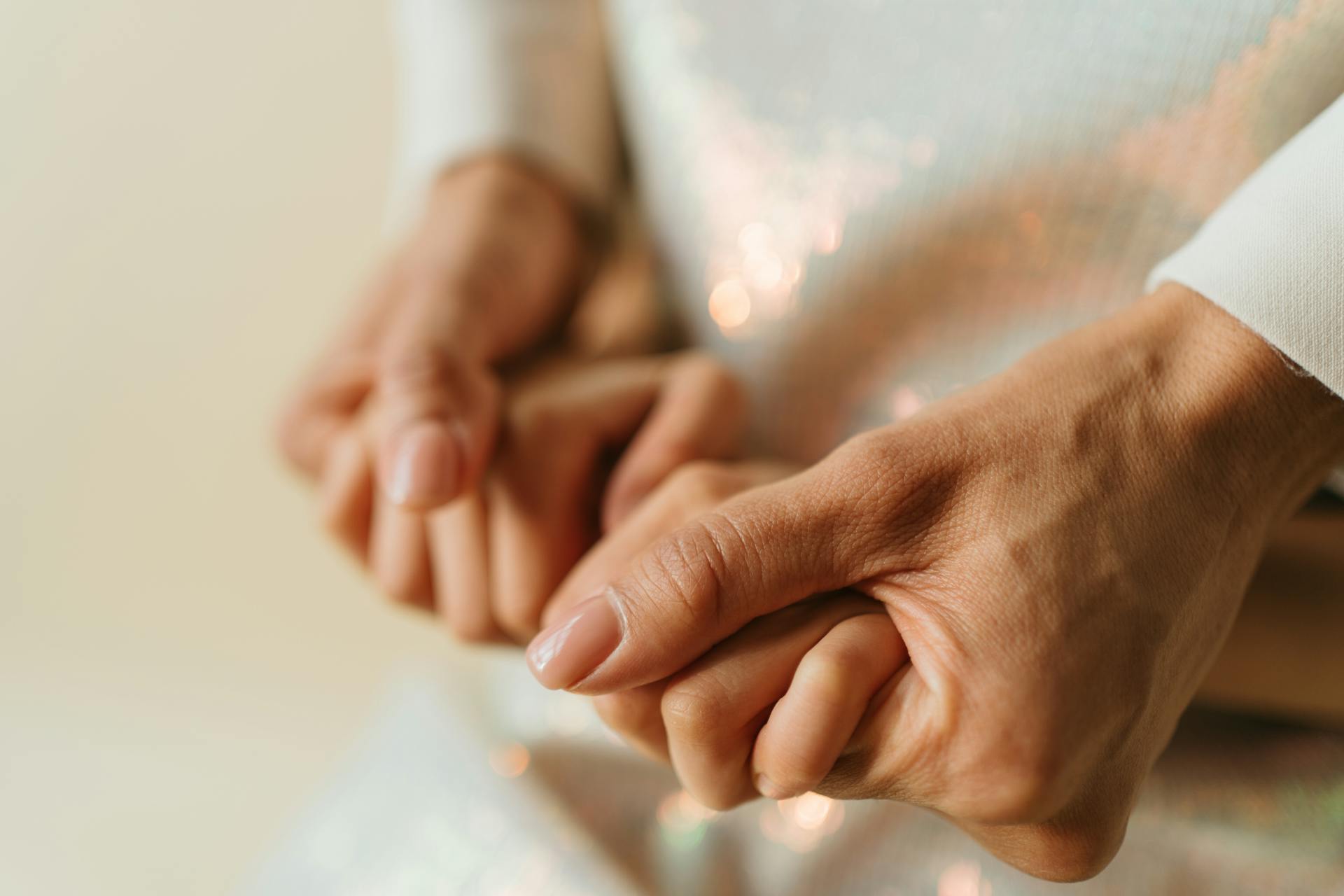 Une femme tenant les mains de sa fille | Source : Pexels