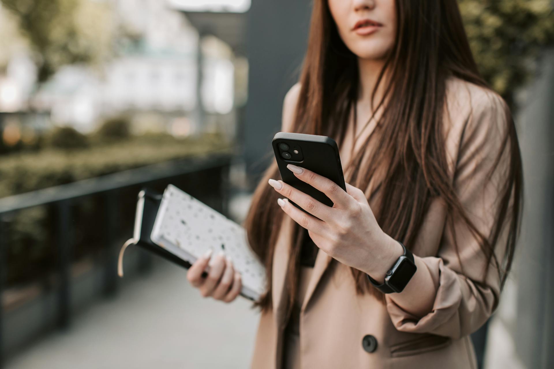 Une femme tenant un téléphone portable | Source : Pexels
