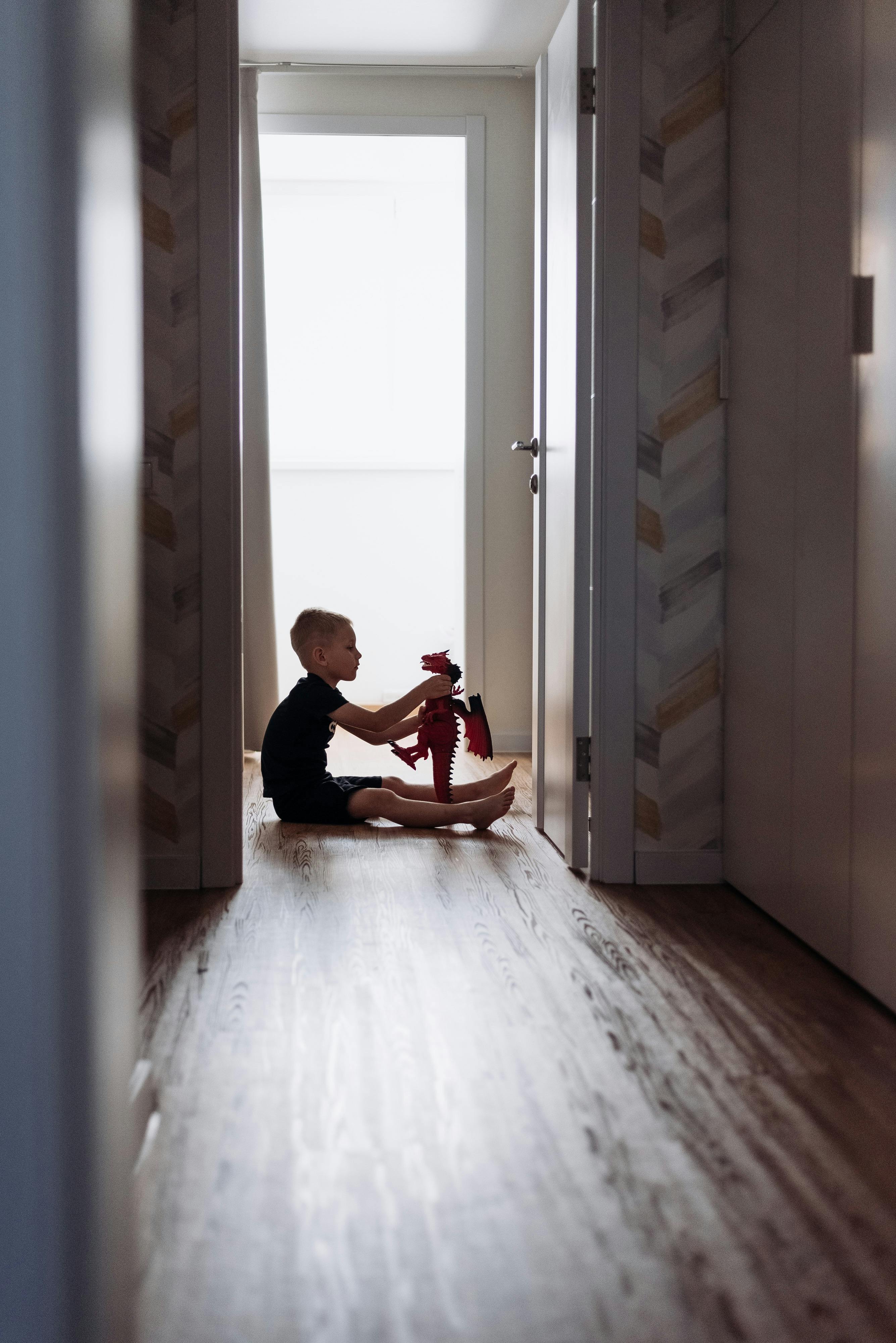 Un enfant assis par terre en train de jouer | Source : Pexels
