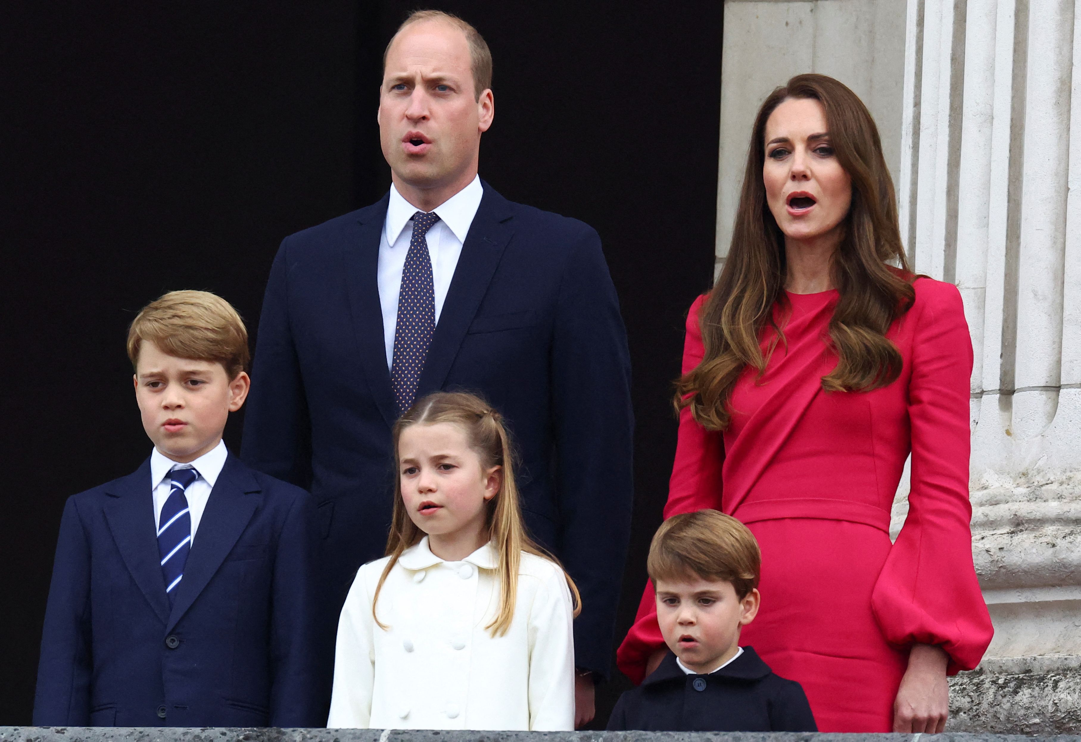 William et Catherine sont apparus aux côtés de George, Charlotte et Louis lors des célébrations du jubilé de platine de la reine Élisabeth II en juin 2022, alors que la famille portait encore les titres de Cambridge. À l'époque, les enfants utilisaient aussi