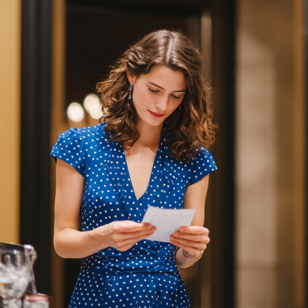Une femme lisant une note | Source : Midjourney