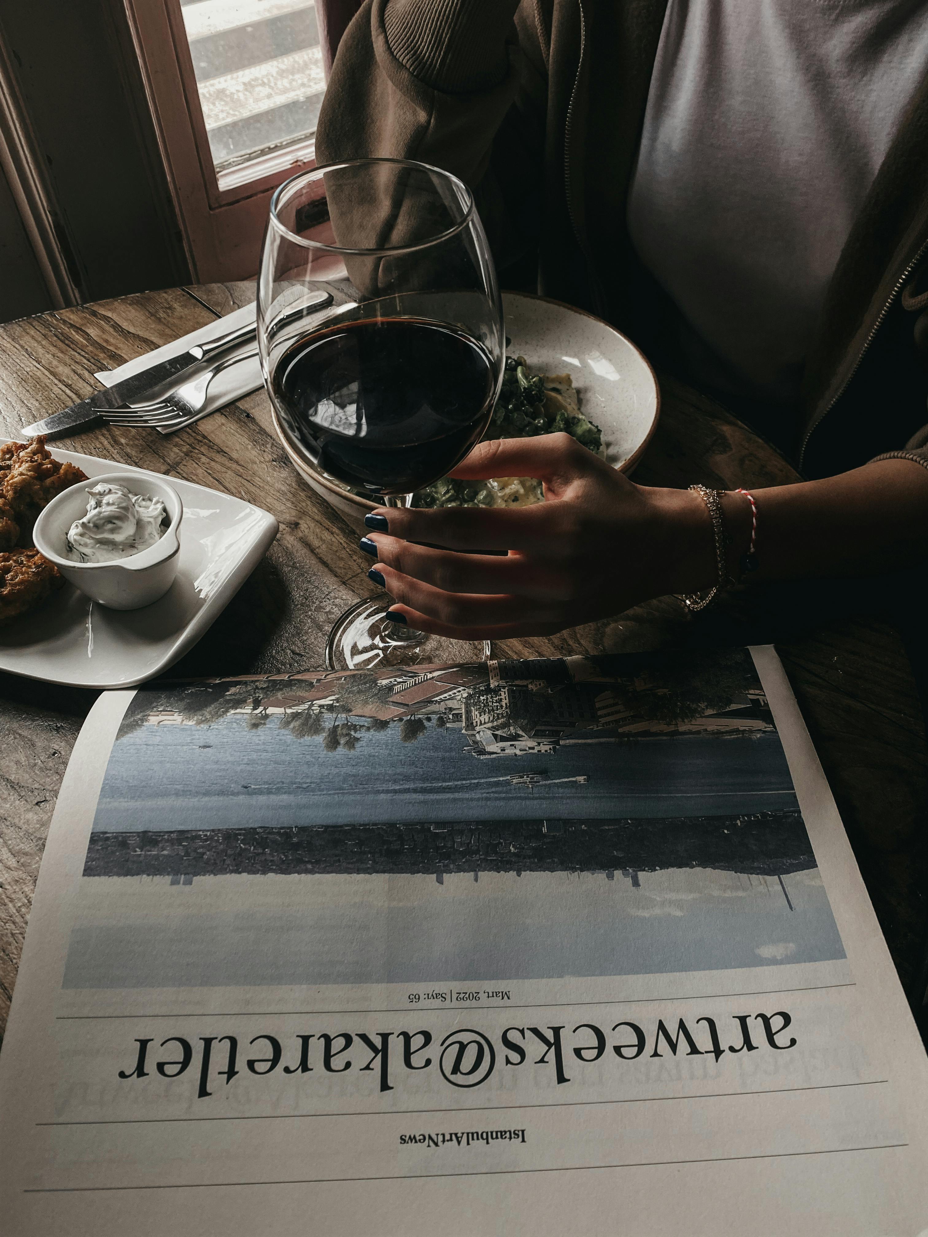 Une main de femme tenant un verre de vin | Source : Pexels