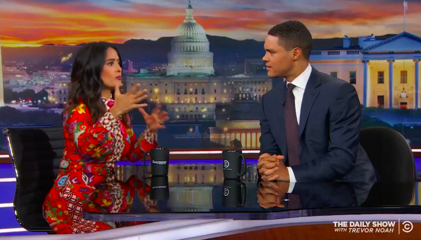 Salma Hayek racontant à Trevor Noah comment Donald Trump l'avait invitée à sortir une fois, posté le 9 juin 2017. | Source : X/@TheDailyShow