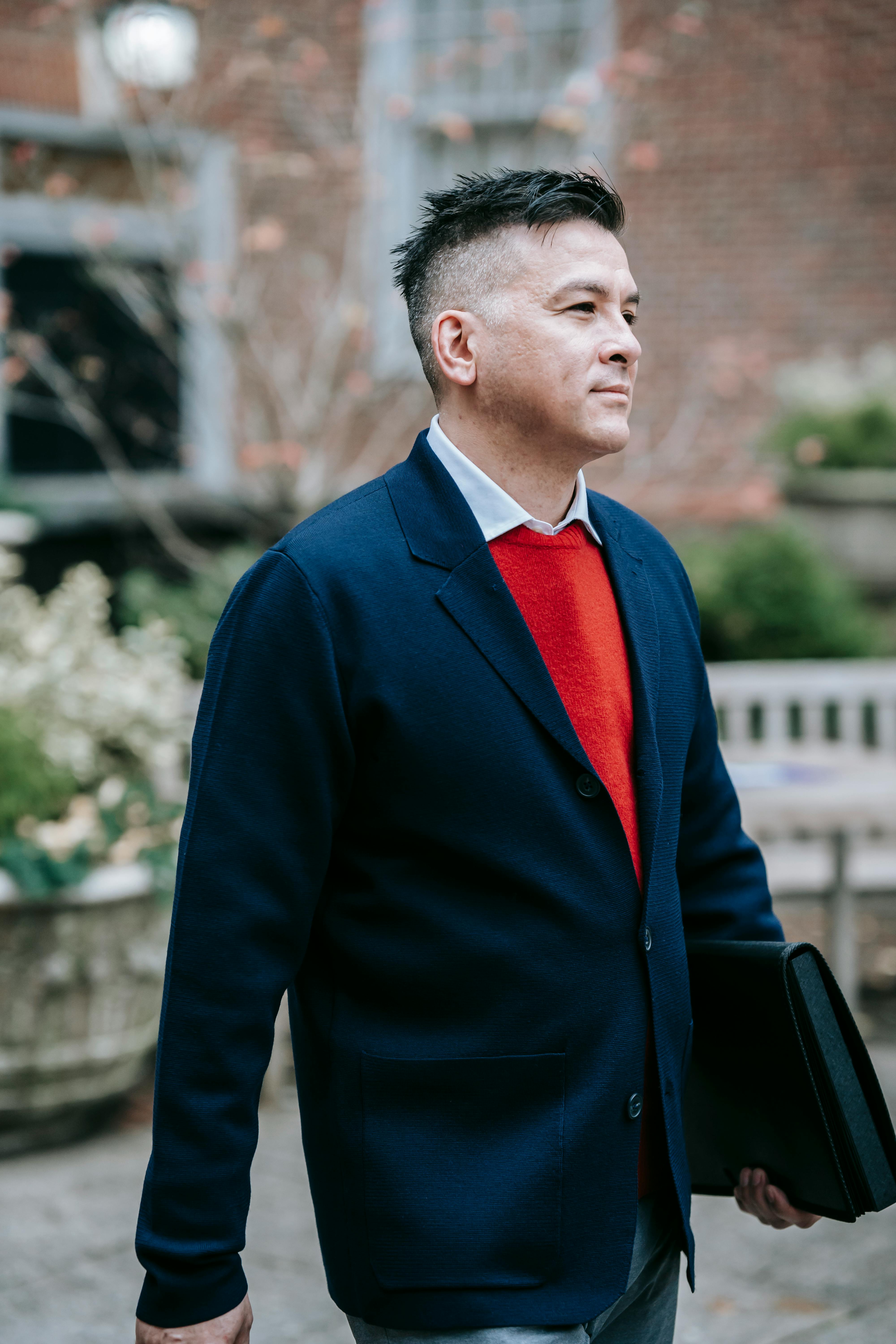 Un homme d'affaires à l'extérieur de la maison | Source : Pexels