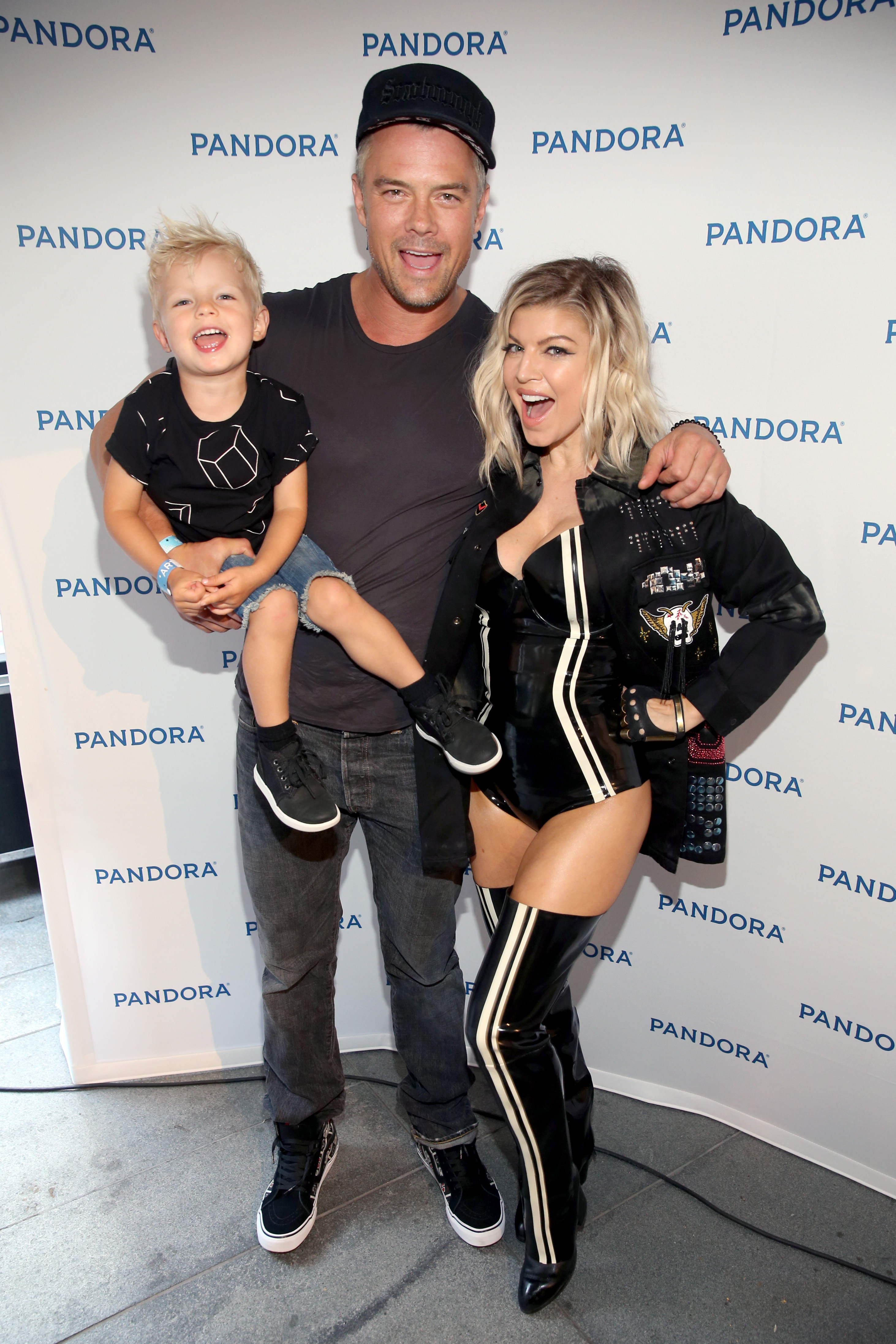 Josh Duhamel et Fergie avec leur fils lors du Pandora Summer Crush, le 13 août 2016, à Los Angeles, en Californie. | Source : Getty Images