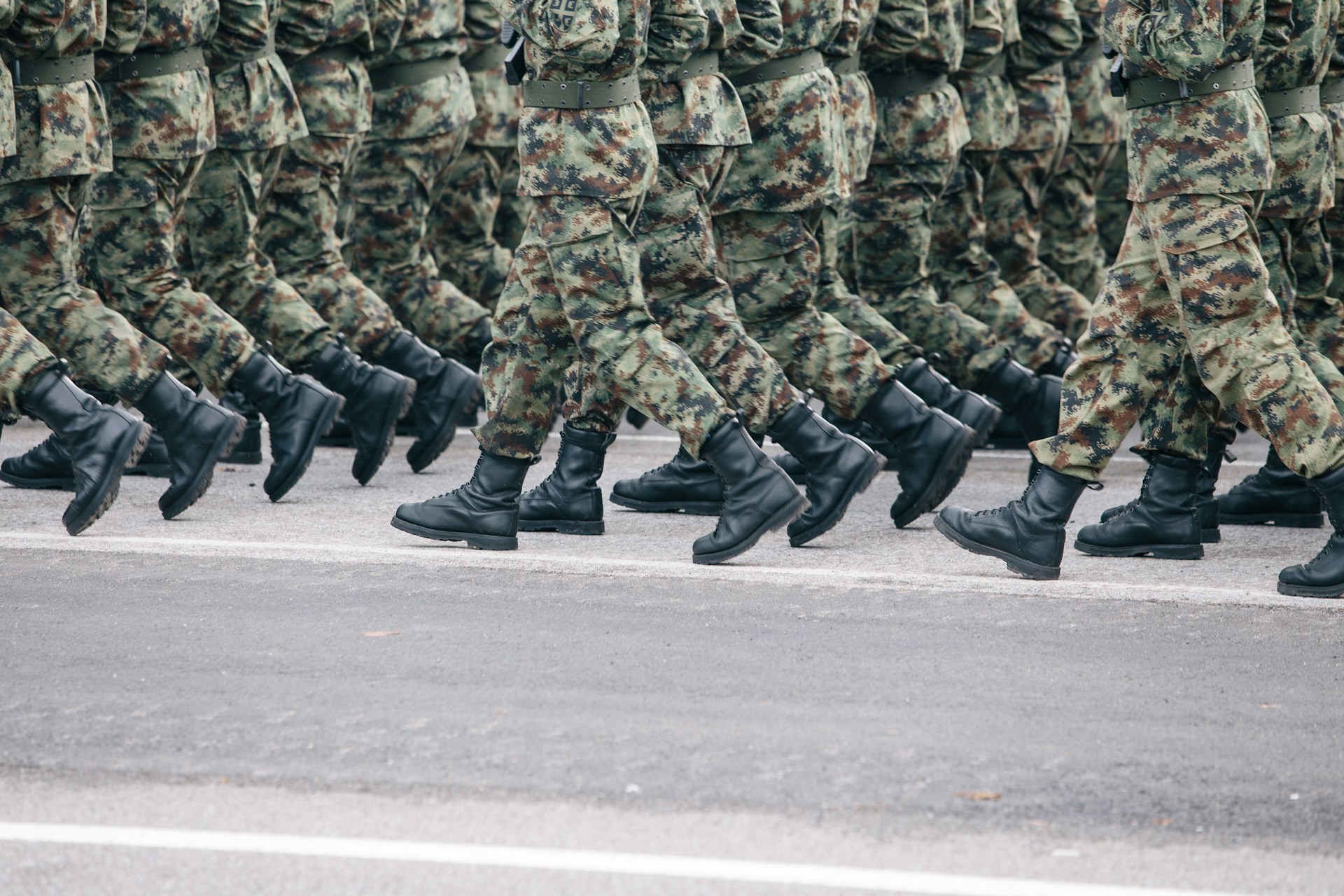 Soldats défilant lors d'une parade | Source : Unsplash