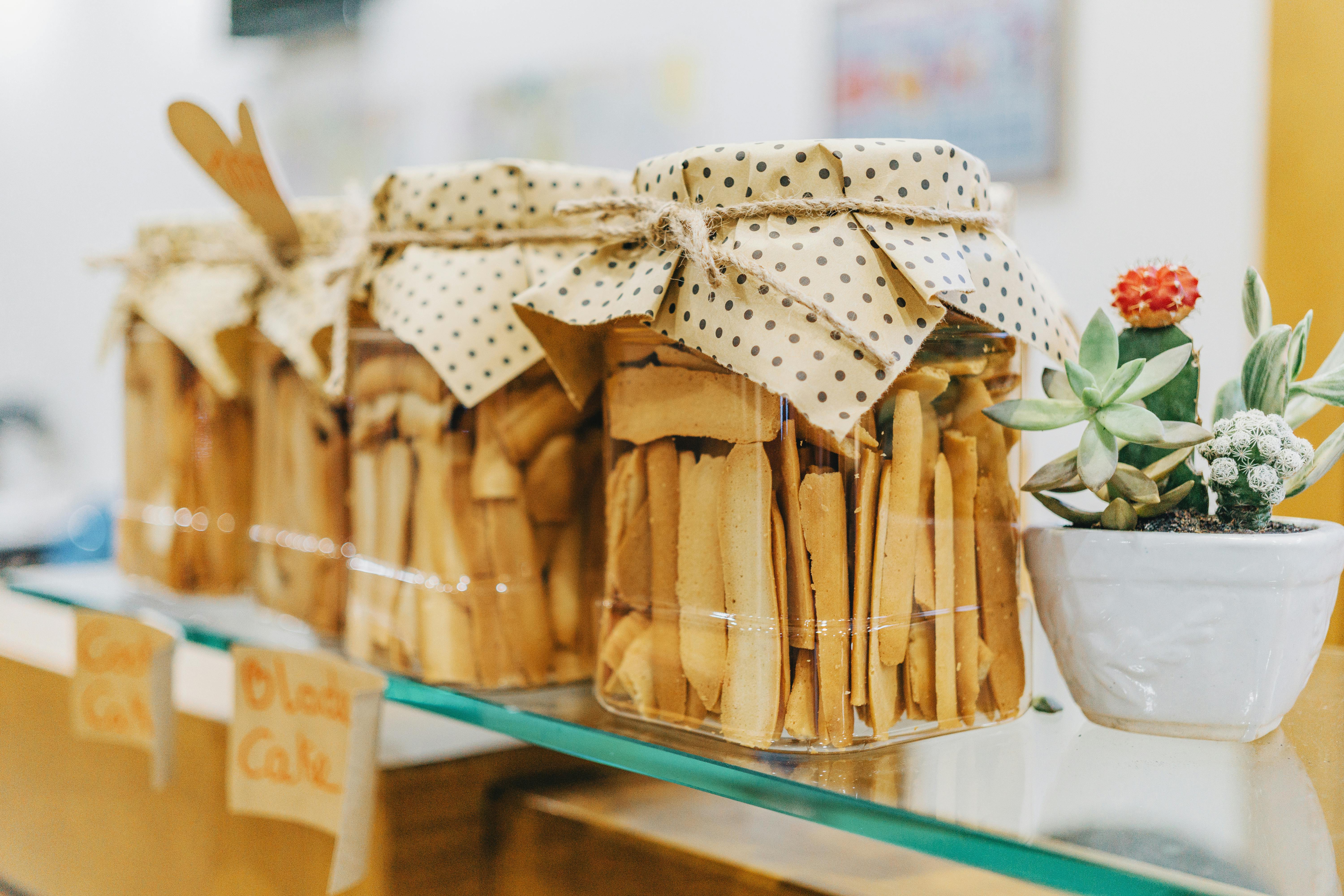 Des pots de biscuits sur un comptoir | Source : Pexels