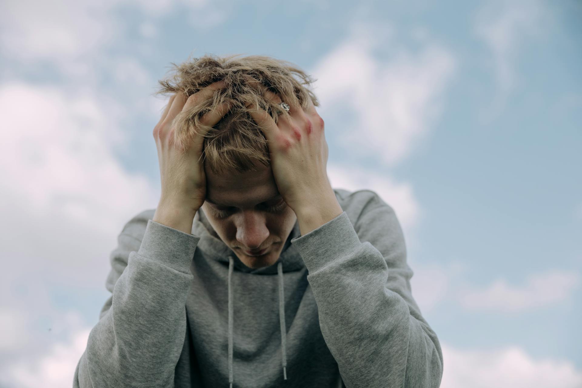 Un jeune homme en détresse | Source : Pexels