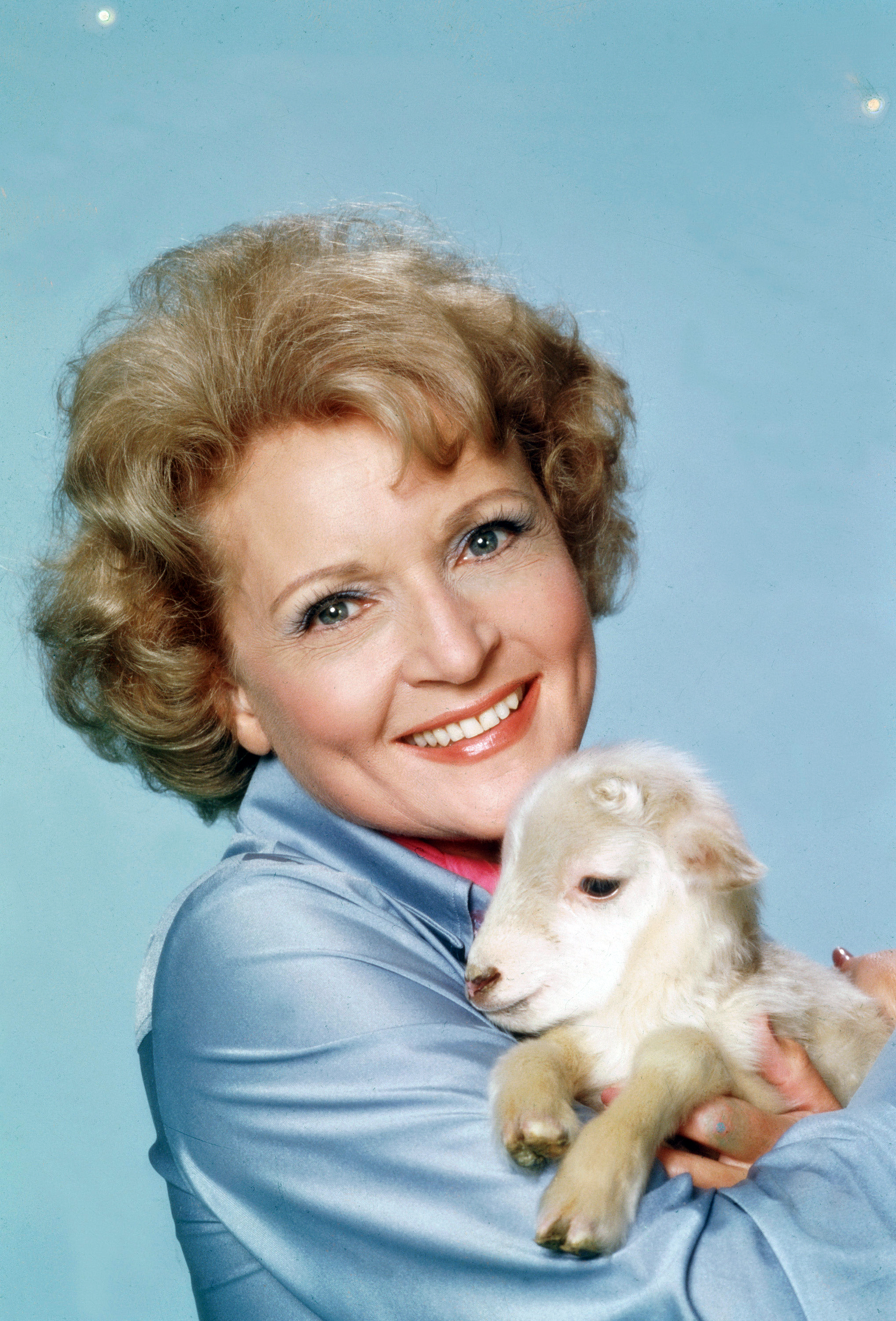 Betty White sur un portrait promotionnel en studio pour « The Betty White Show », photographiée à Los Angeles | Source : Getty Images